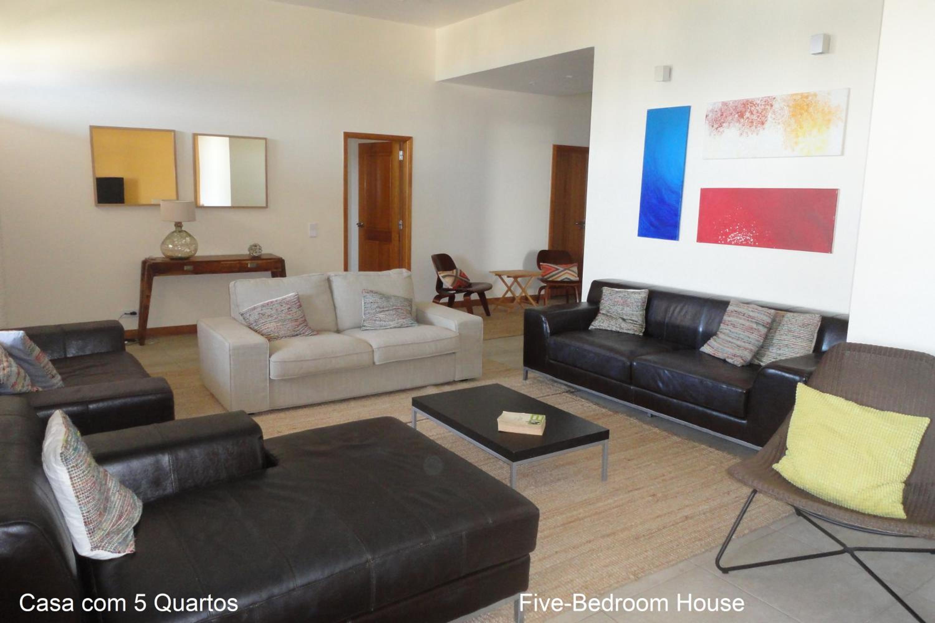 Five-Bedroom House photo 1