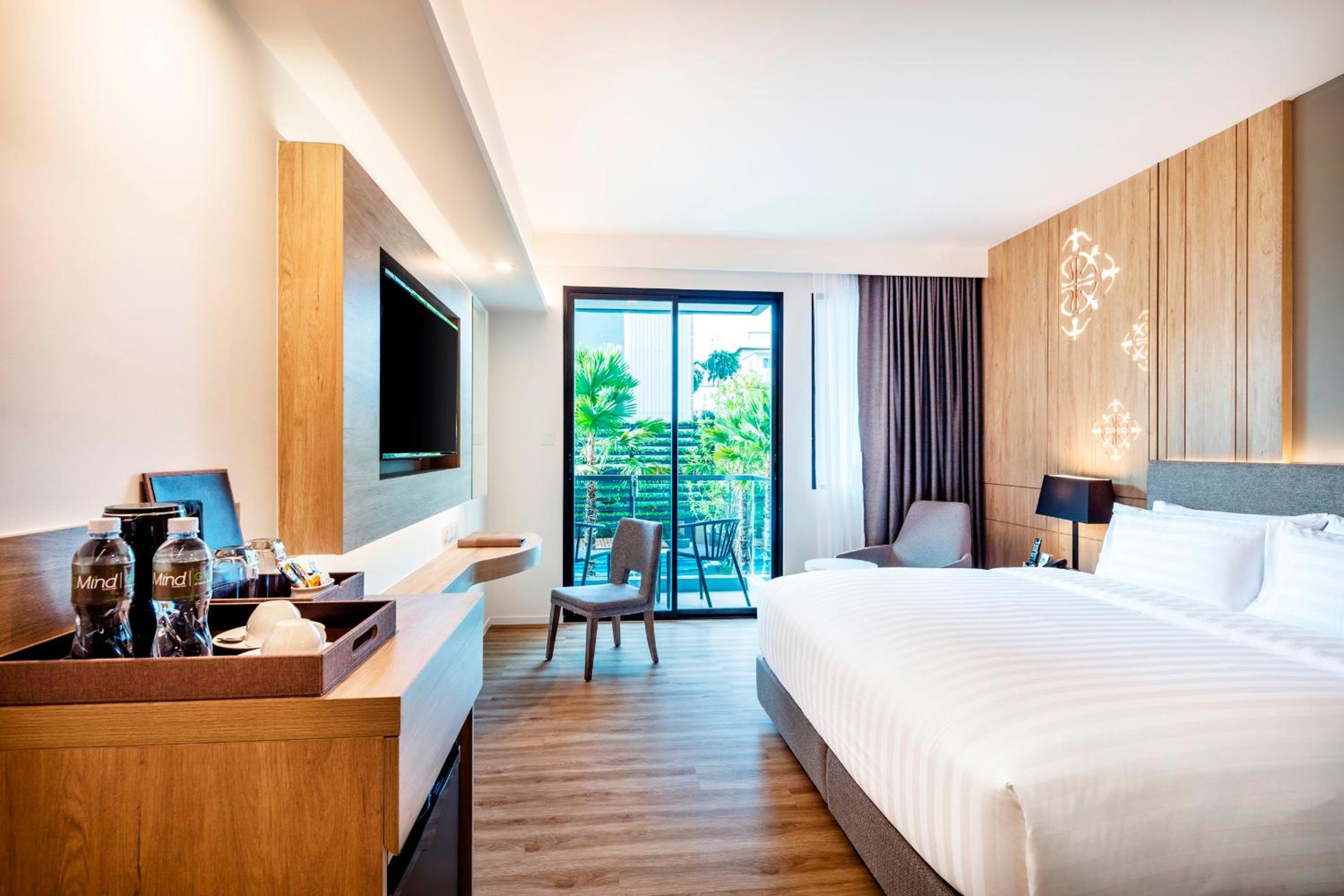 Deluxe Double Room with  Pool View - Photo 8
