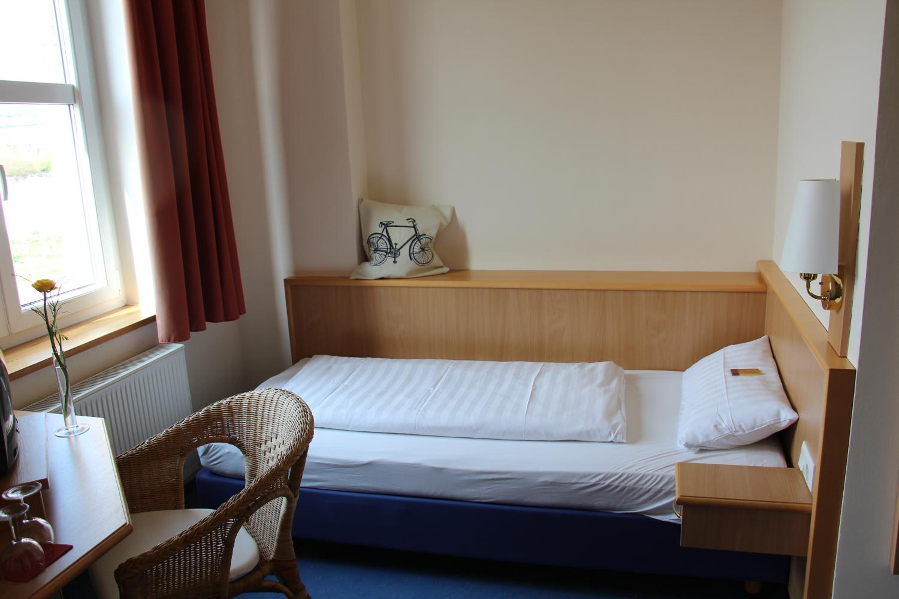 Single Room with Bathroom photo 1