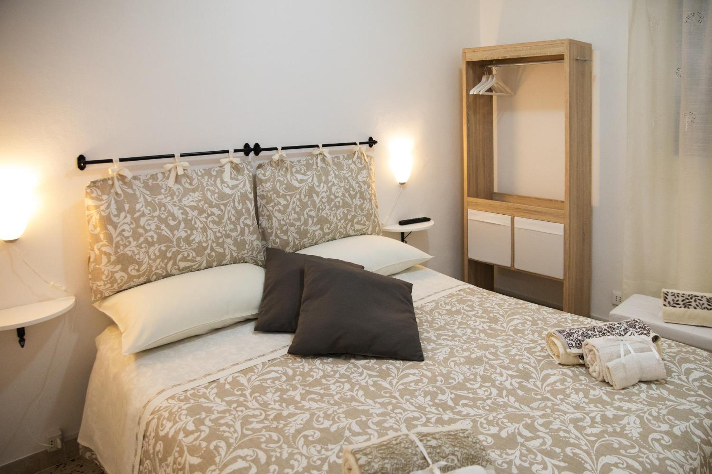 Double Room - Photo 9