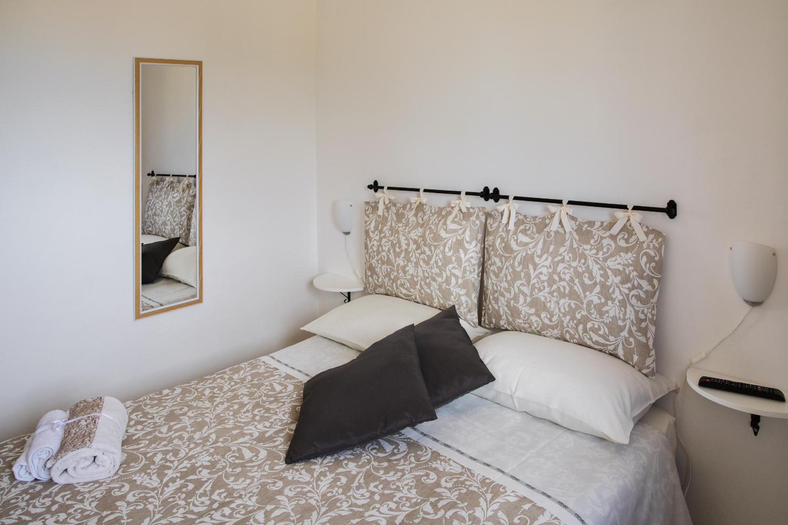 Double Room - Photo 12