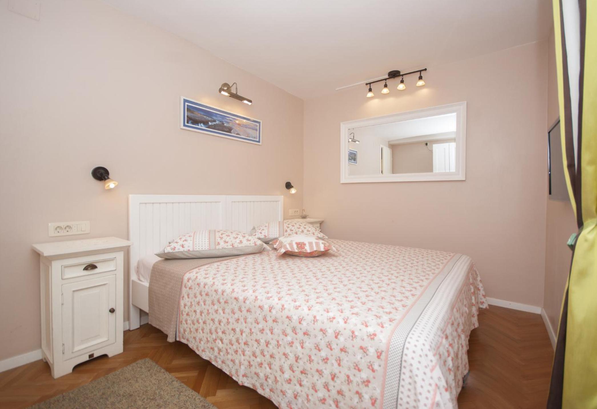 Classic One-Bedroom Apartment with King Bed
