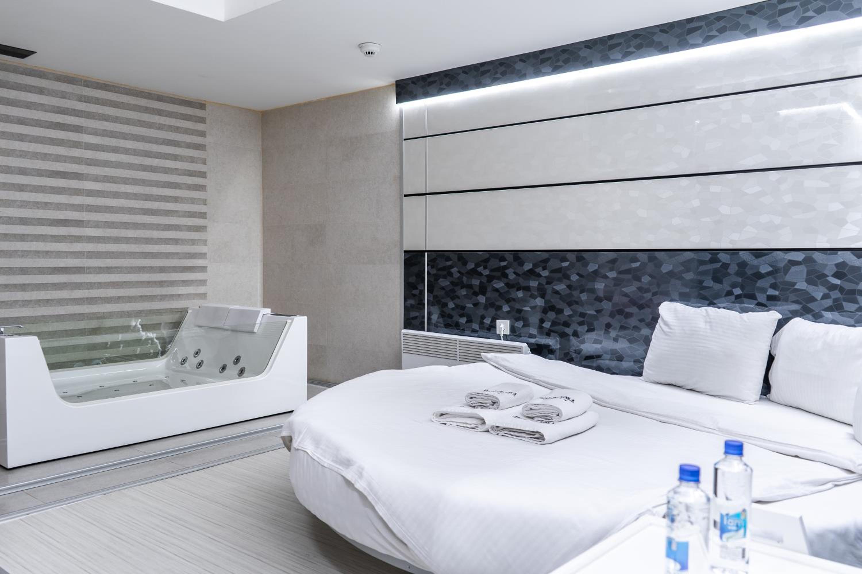 No Windows King and Spa Room  photo 1
