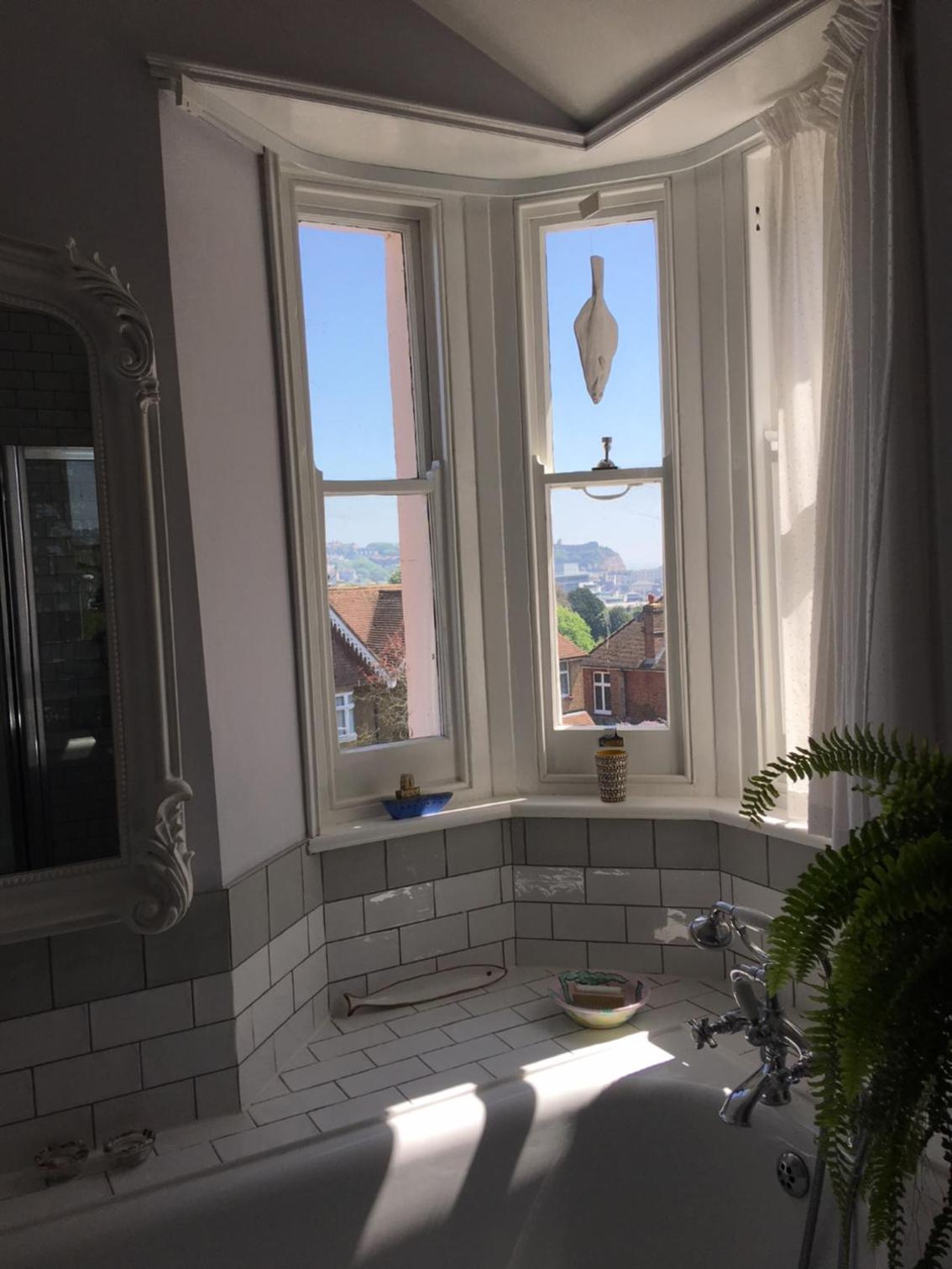 Deluxe King Room - Photo 9