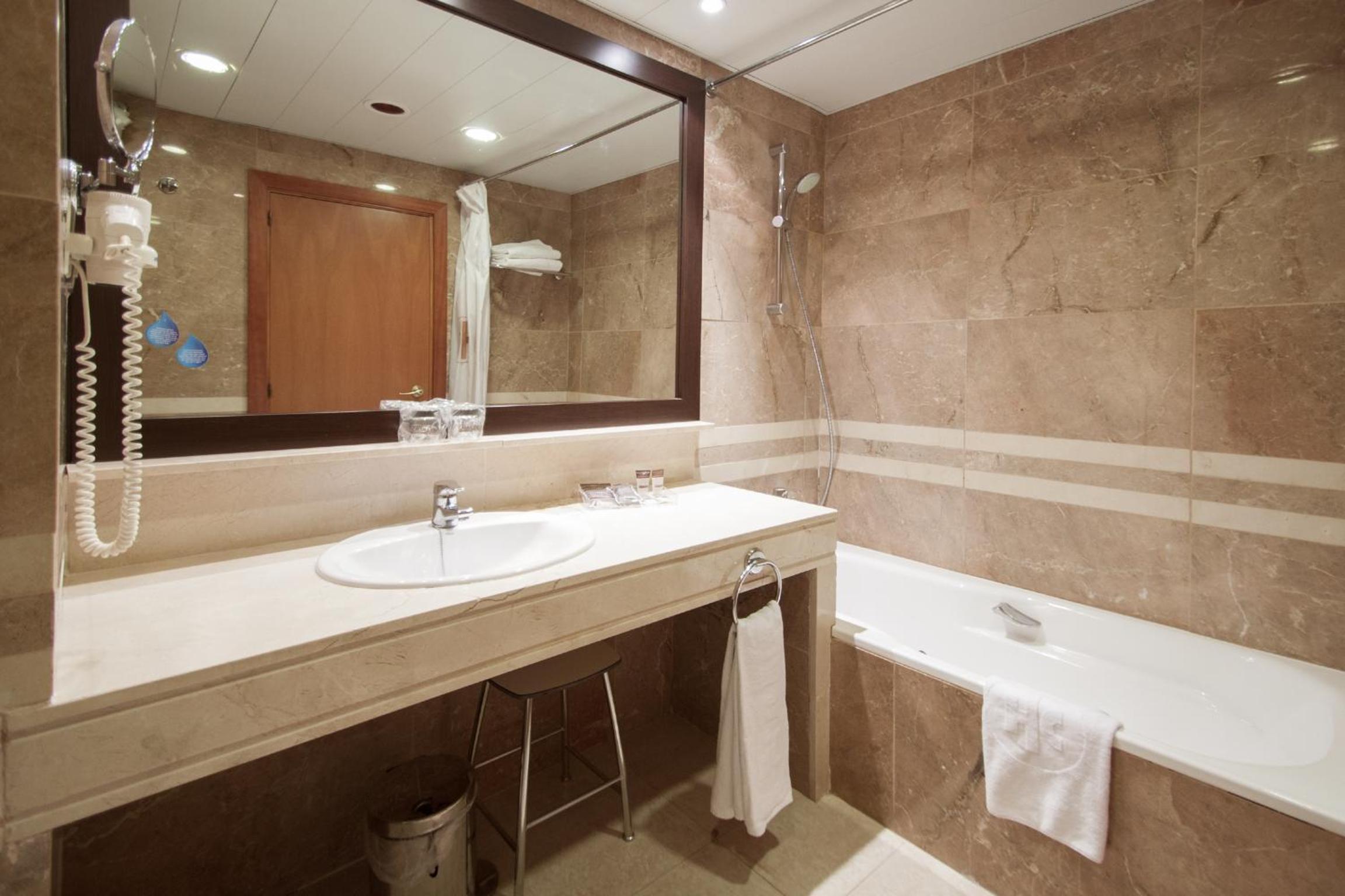 Double or Twin Room with Sea View - Photo 4