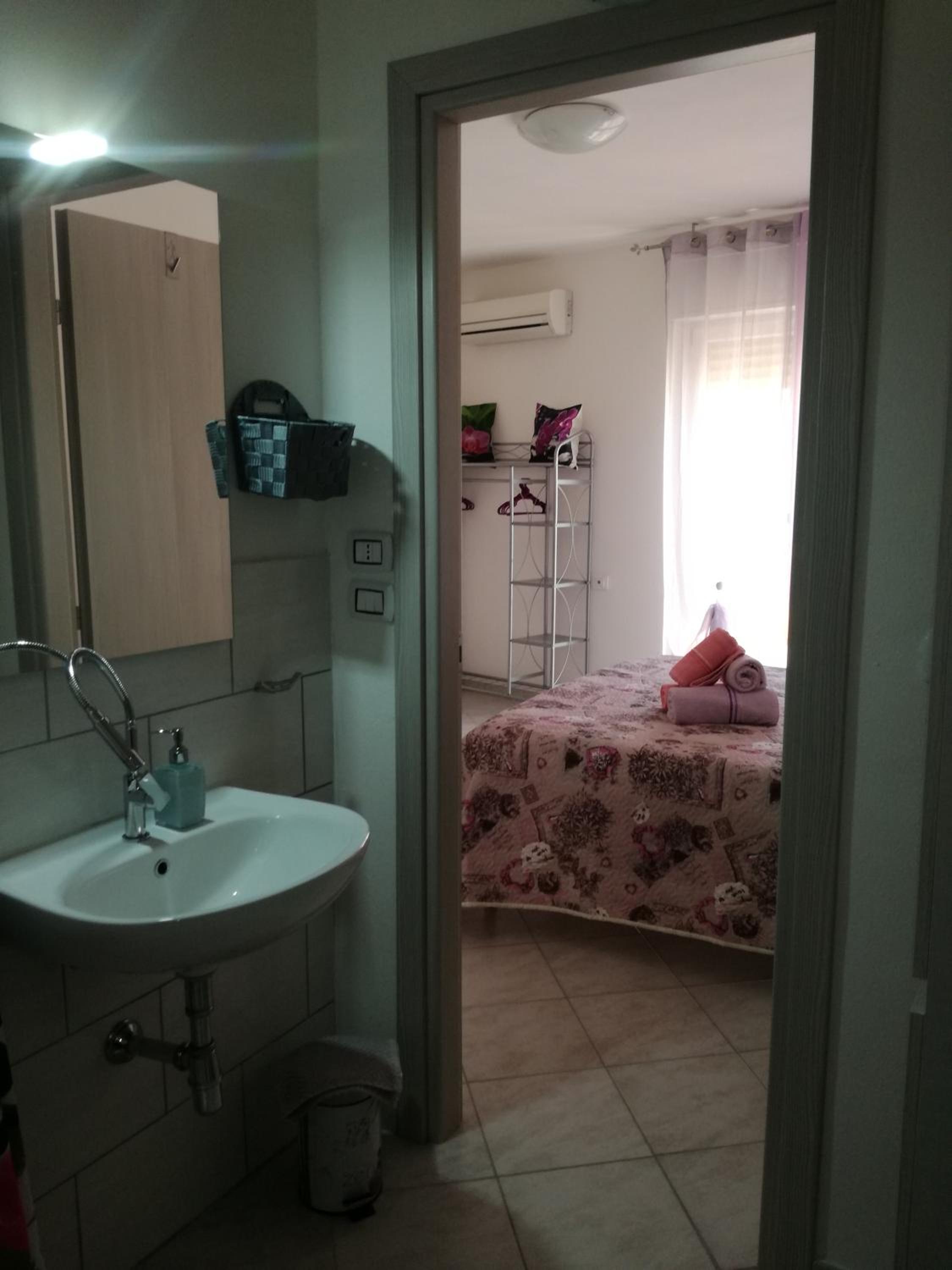 Double Room with Private Bathroom - Photo 10