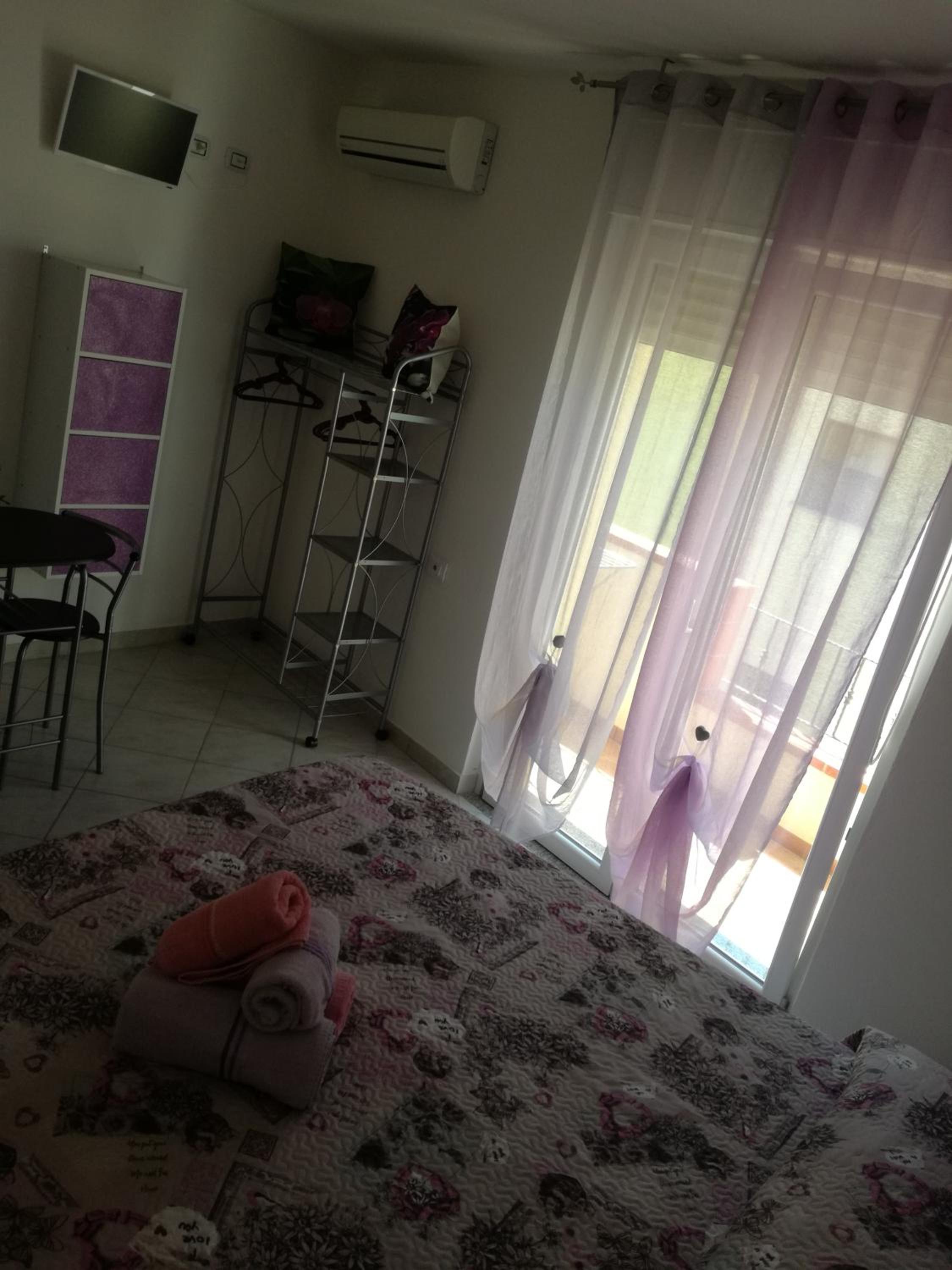 Double Room with Private Bathroom - Photo 9