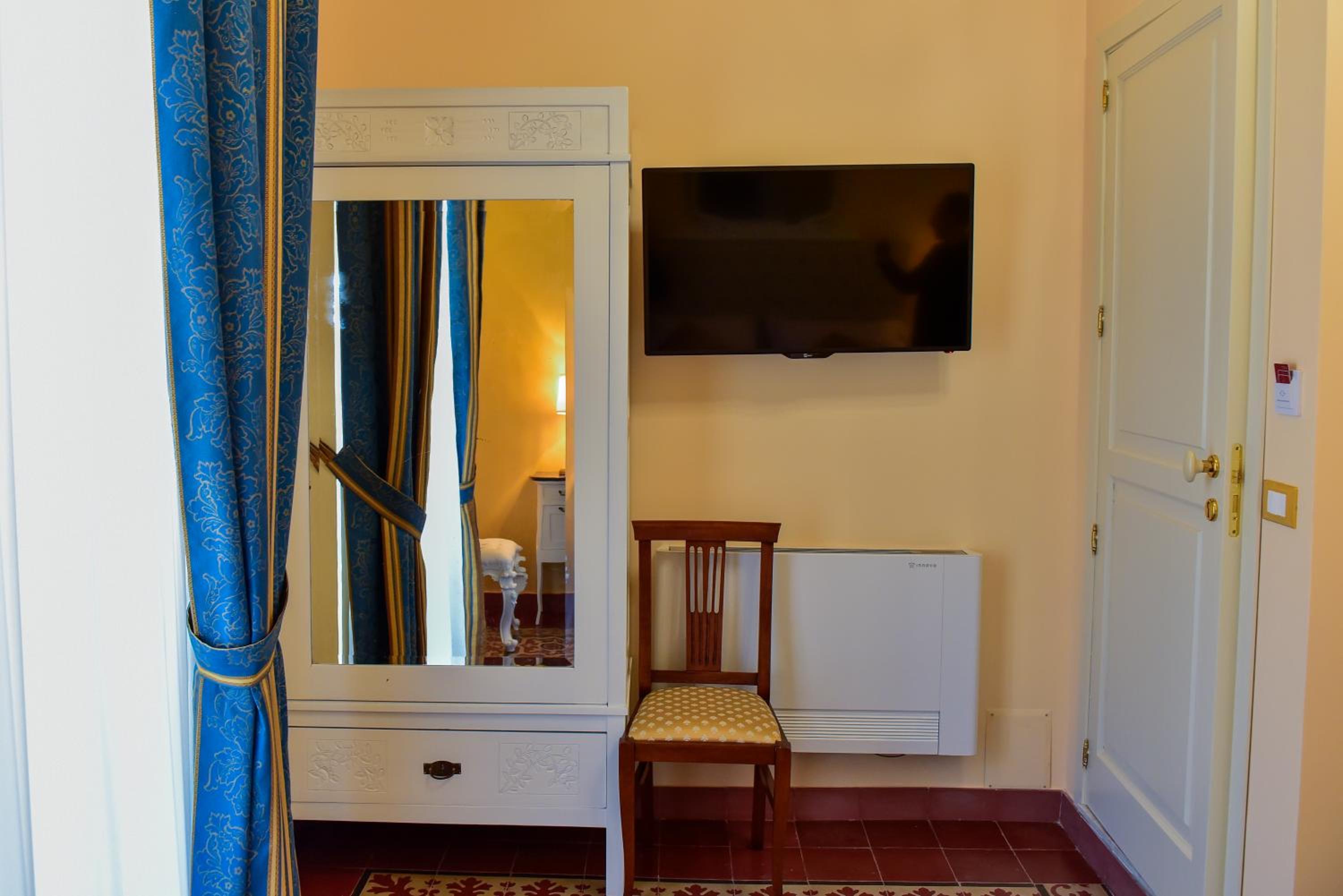 Budget Double Room - Photo 5