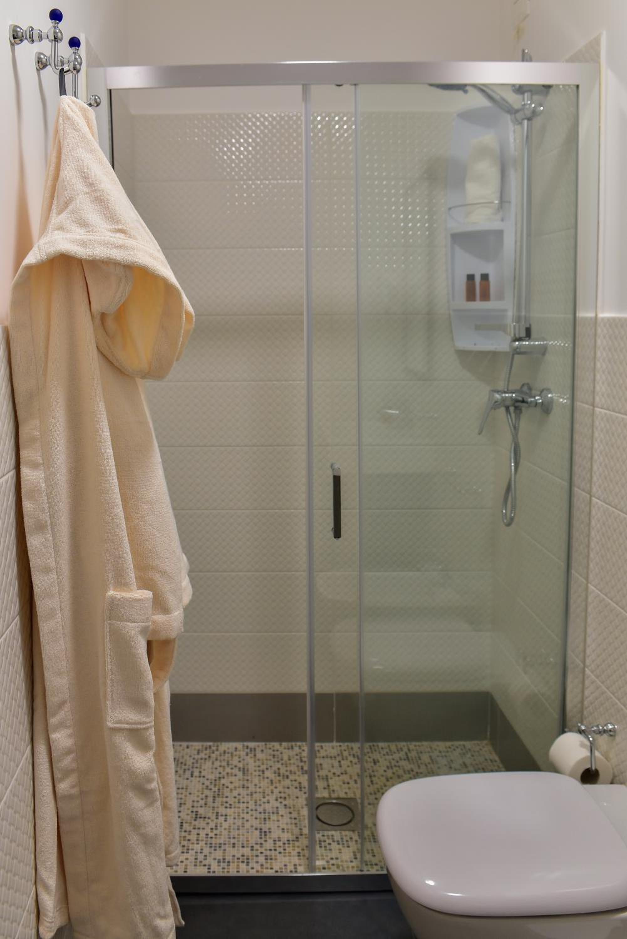 Budget Double Room - Photo 10