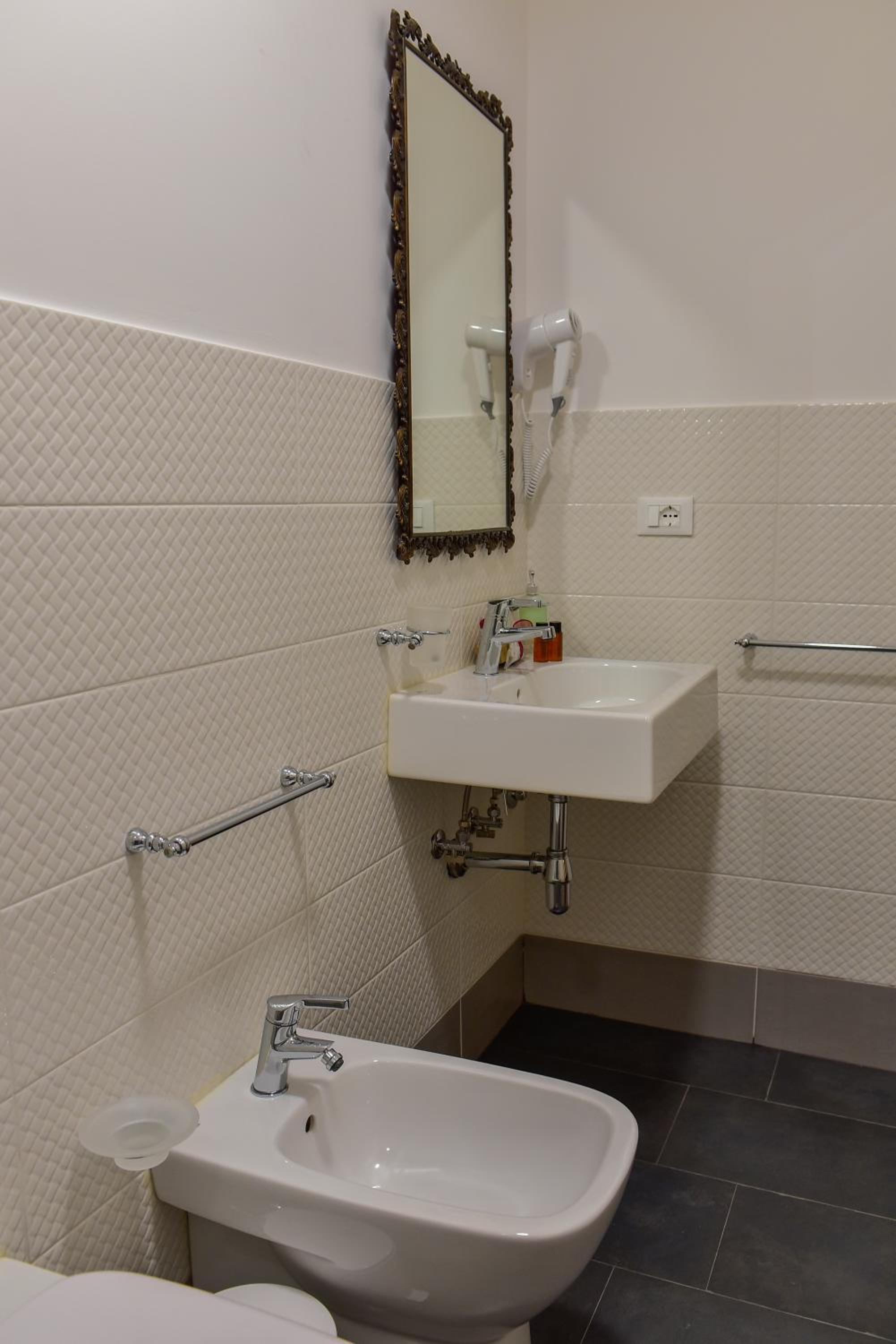 Budget Double Room - Photo 11