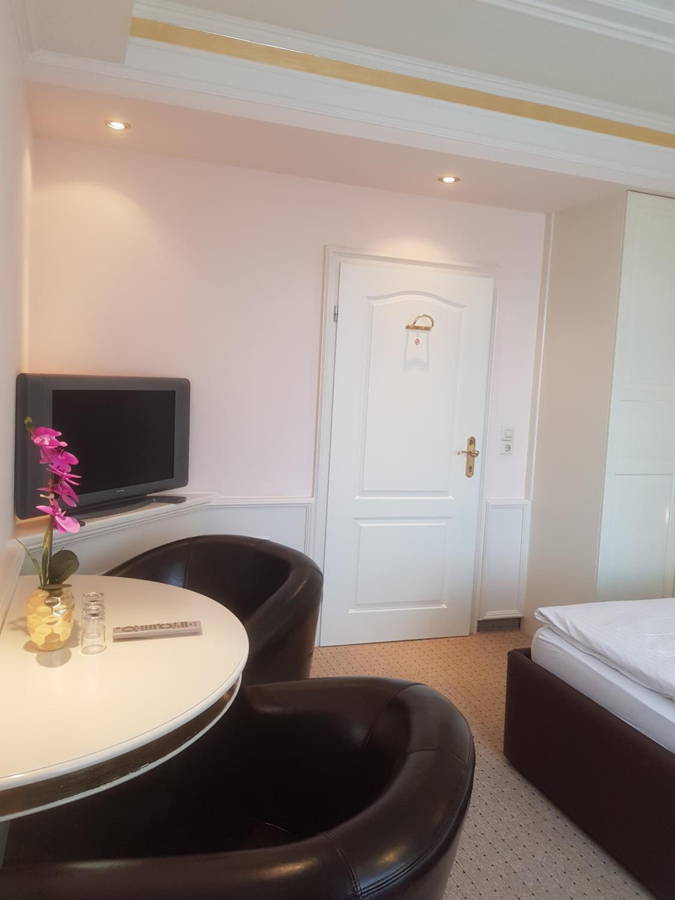 Standard Double Room - Photo 17