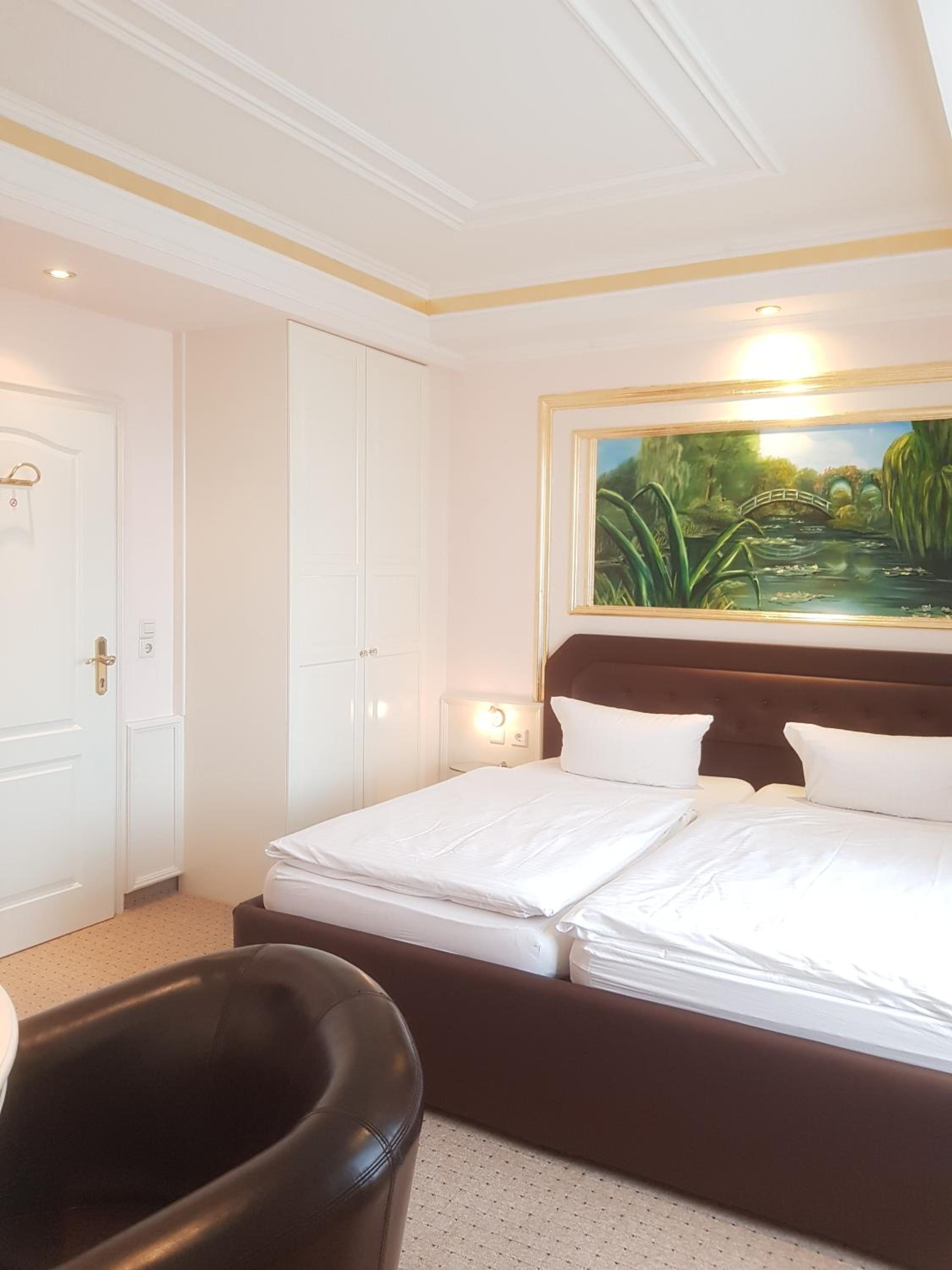 Standard Double Room - Photo 11
