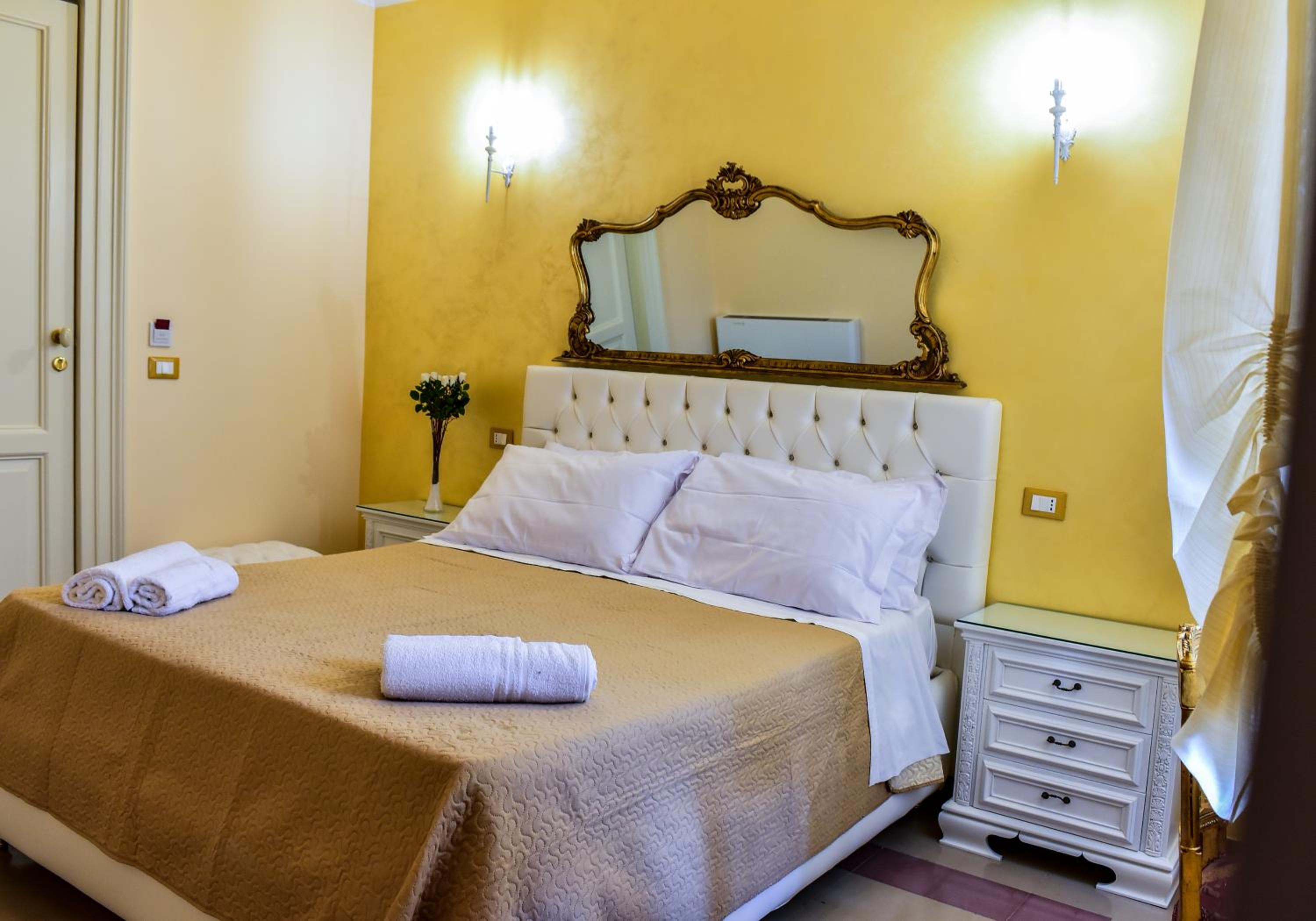 Standard Double Room - Photo 9