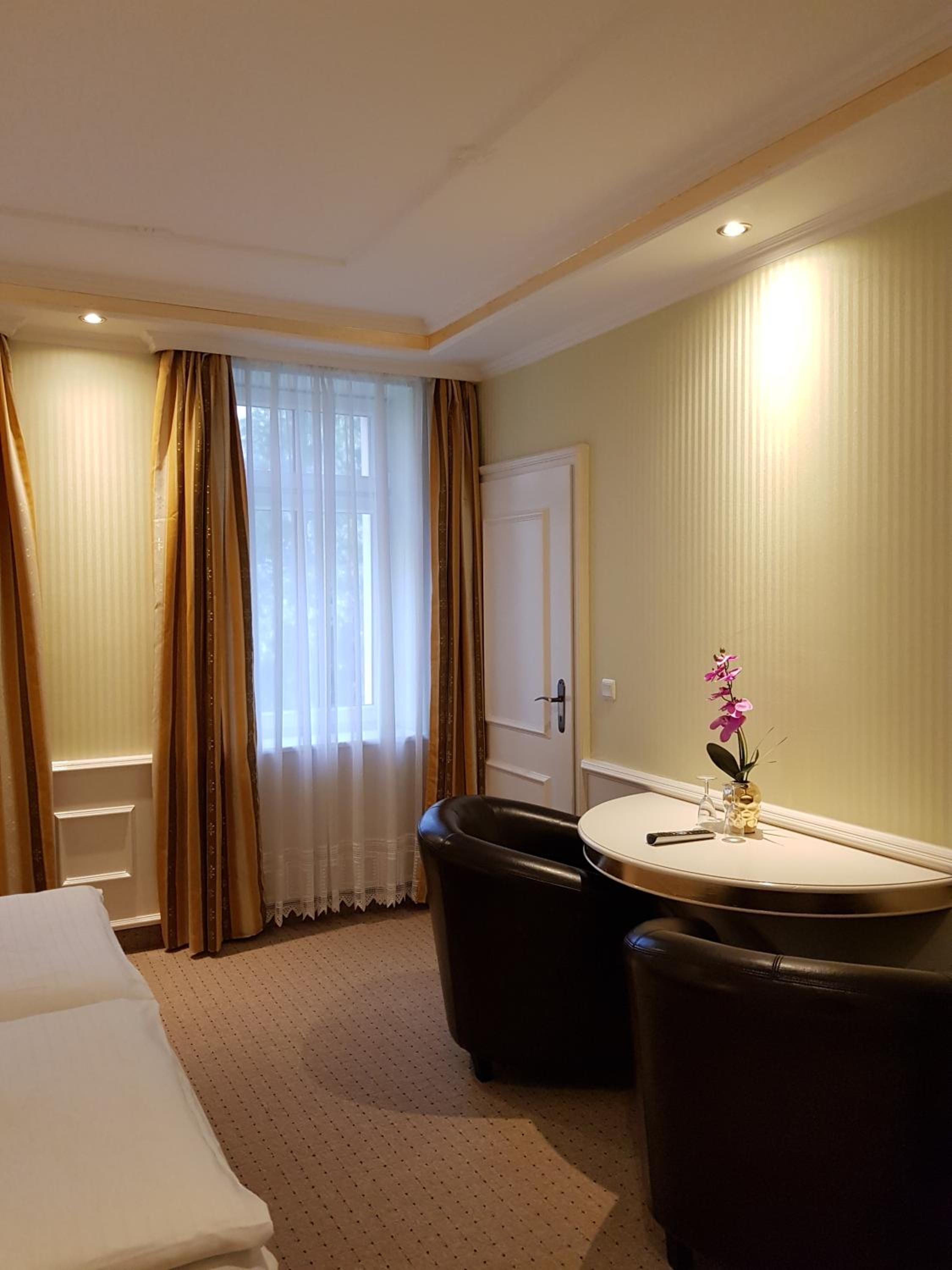 Standard Double Room - Photo 16