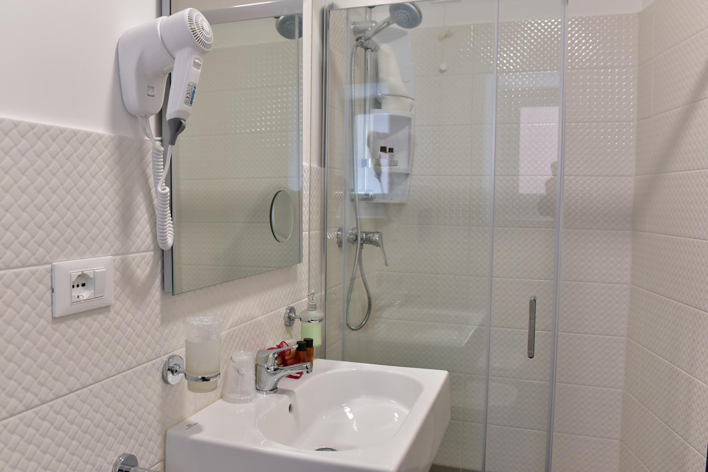 Budget Double Room - Photo 12
