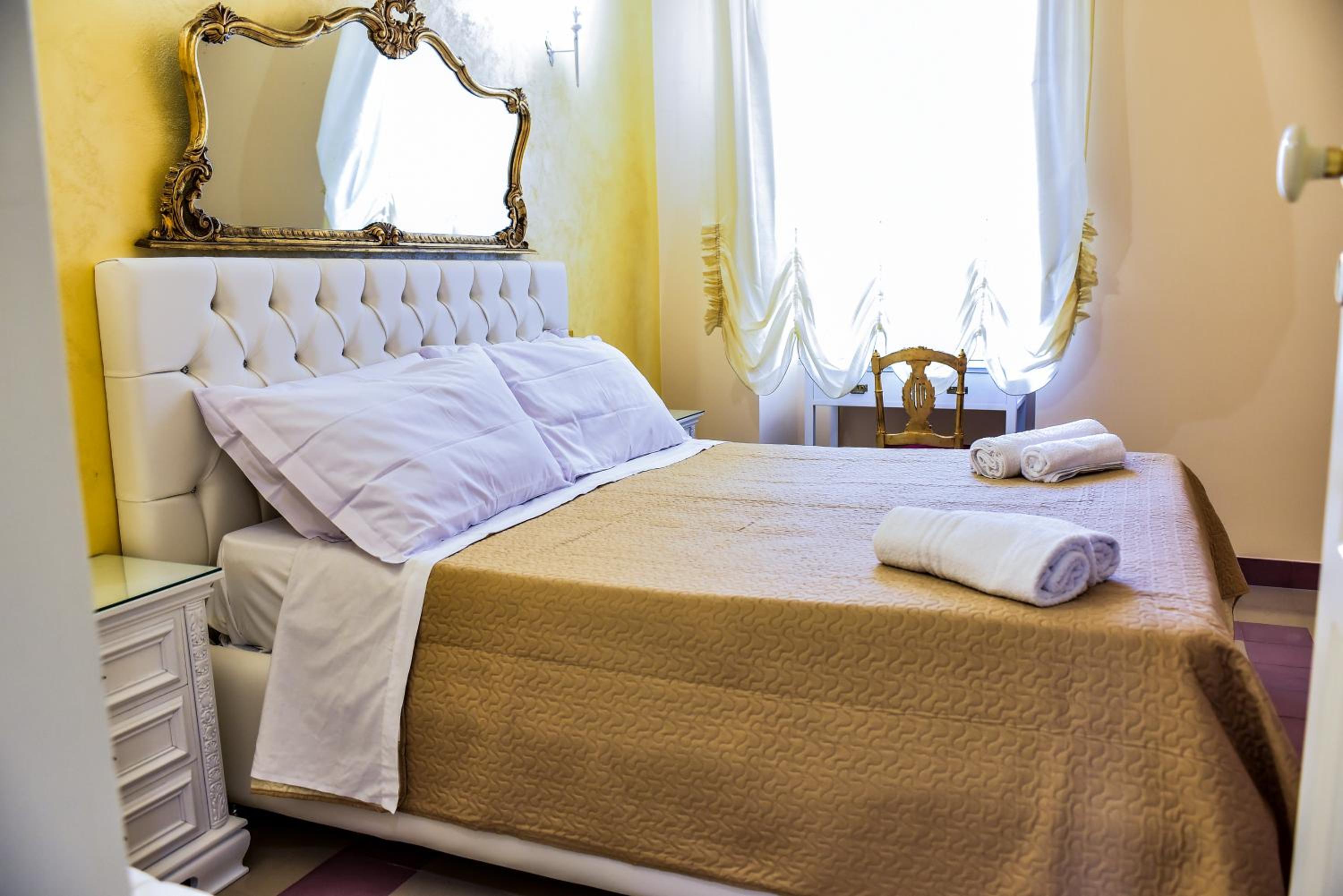 Standard Double Room - Photo 8
