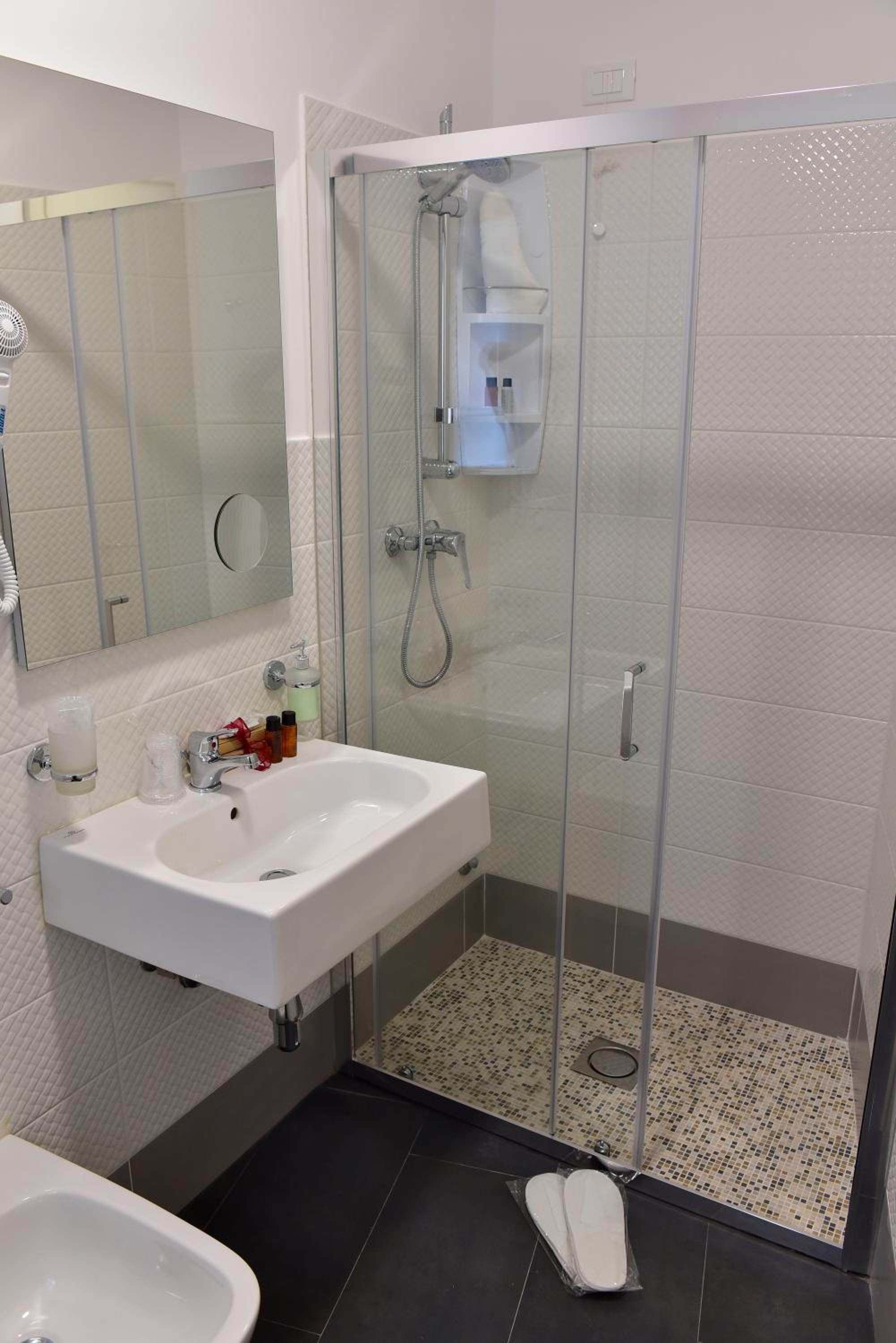 Budget Double Room - Photo 14