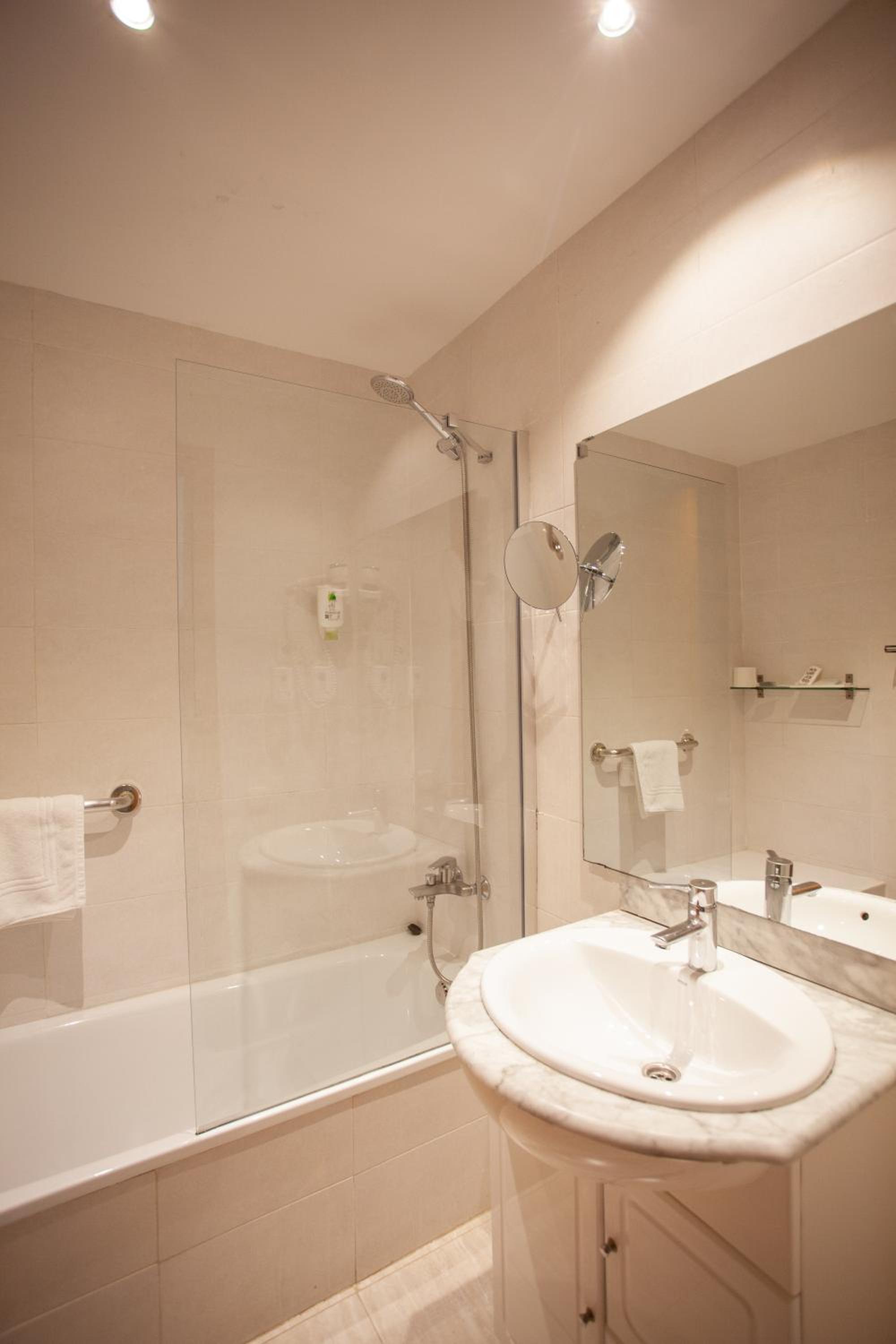 Four-Bedroom Four Bathroom Apartment photo 3