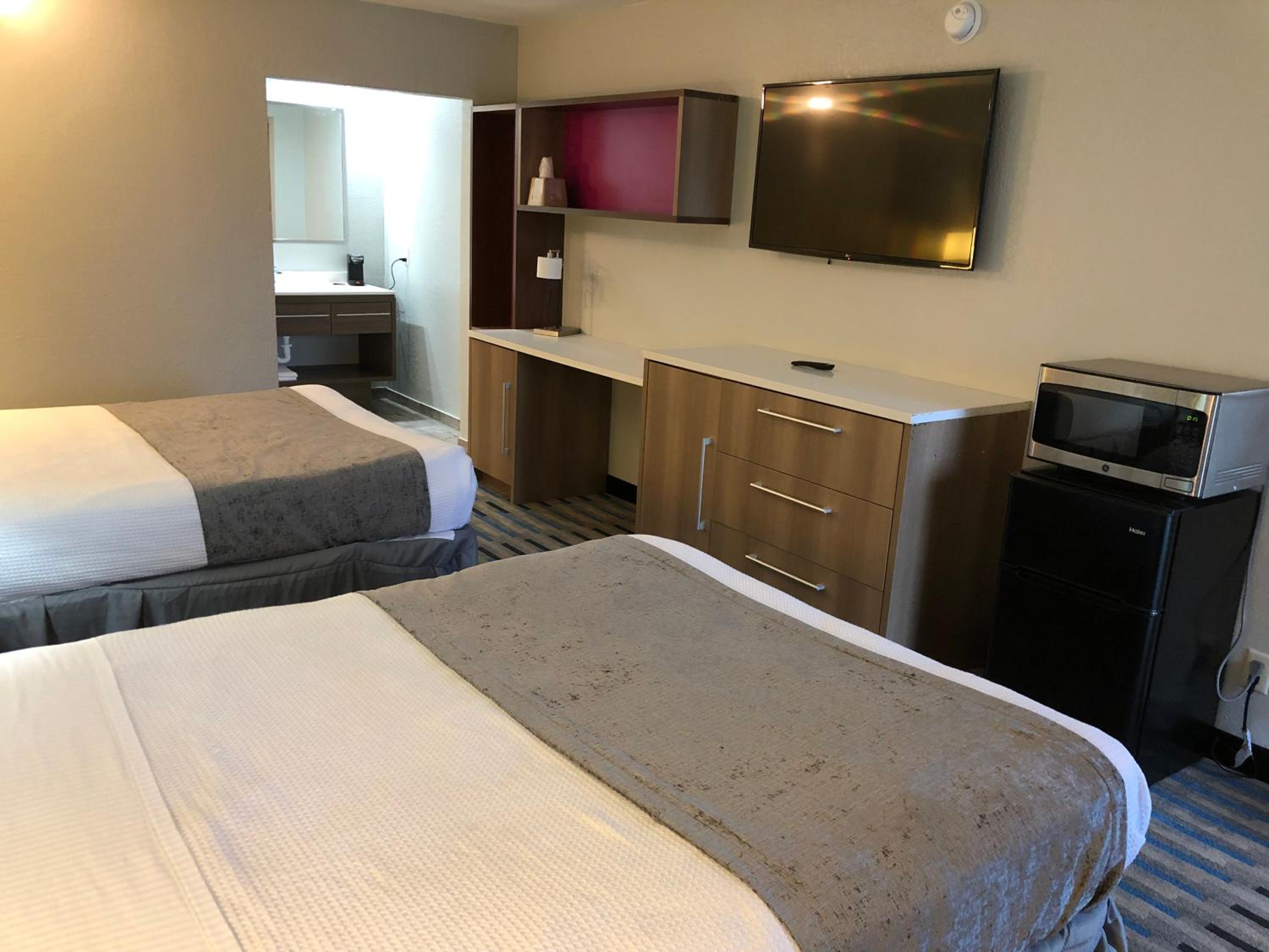 Two Double Beds (Remodeled) - Non-Smoking - Photo 6