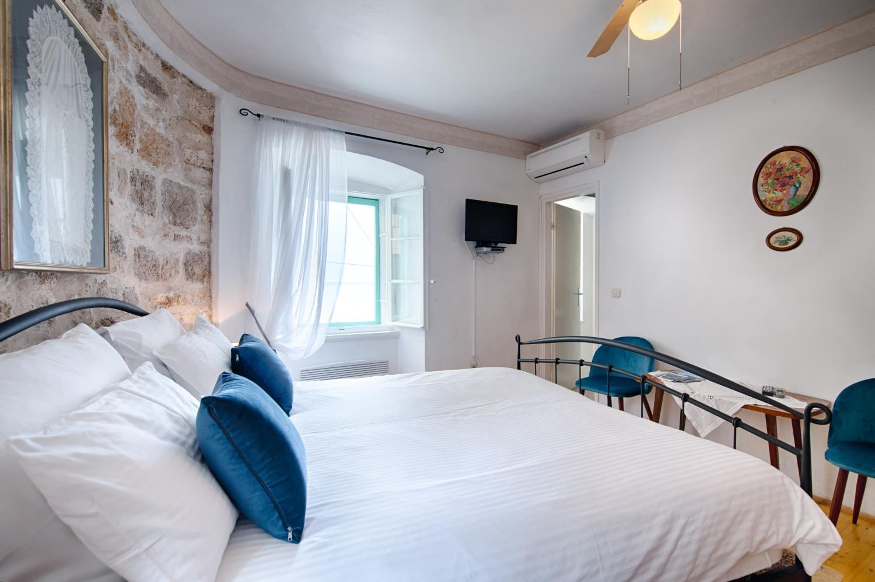 Double Room - Photo 3