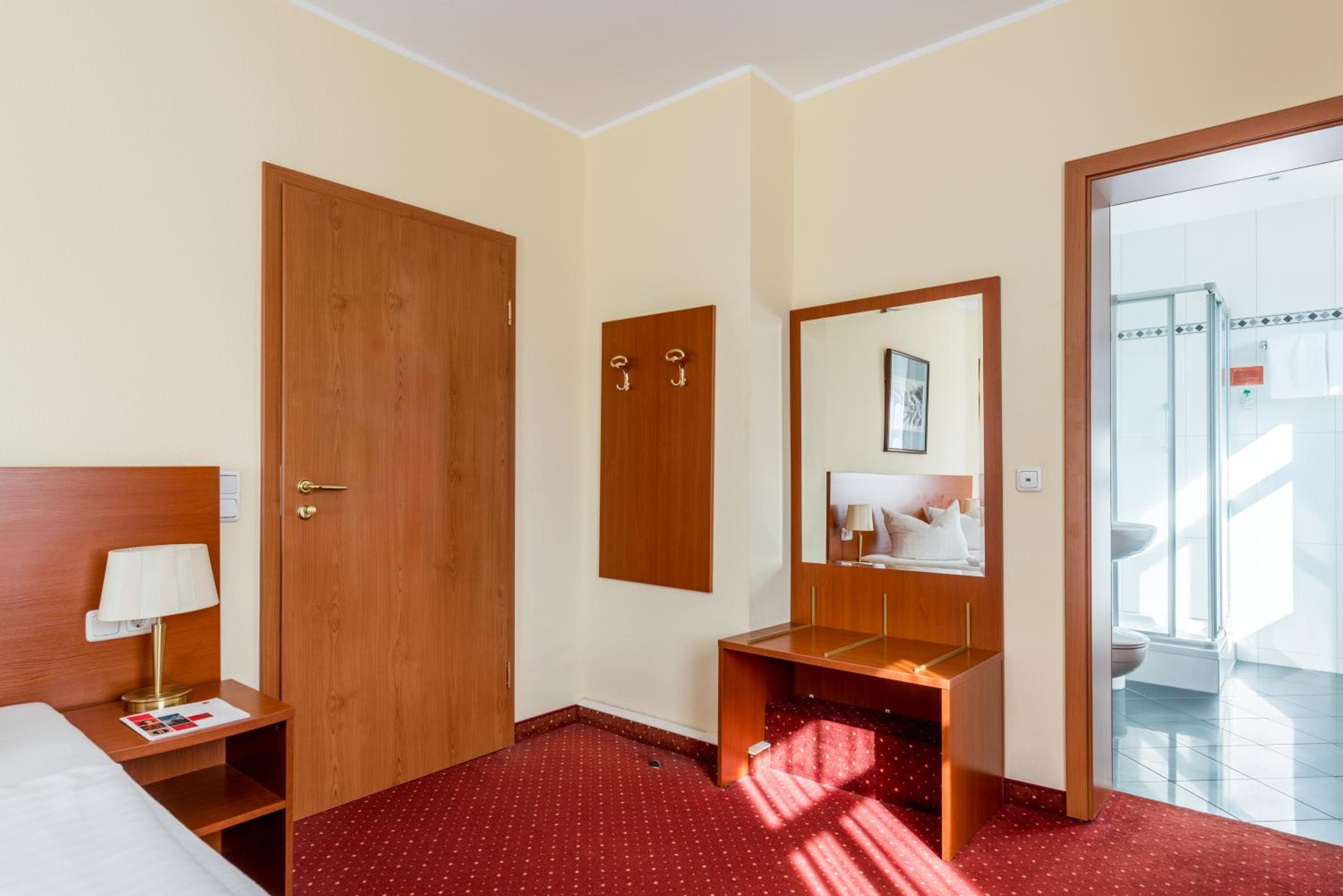Standard Double Room - Photo 10