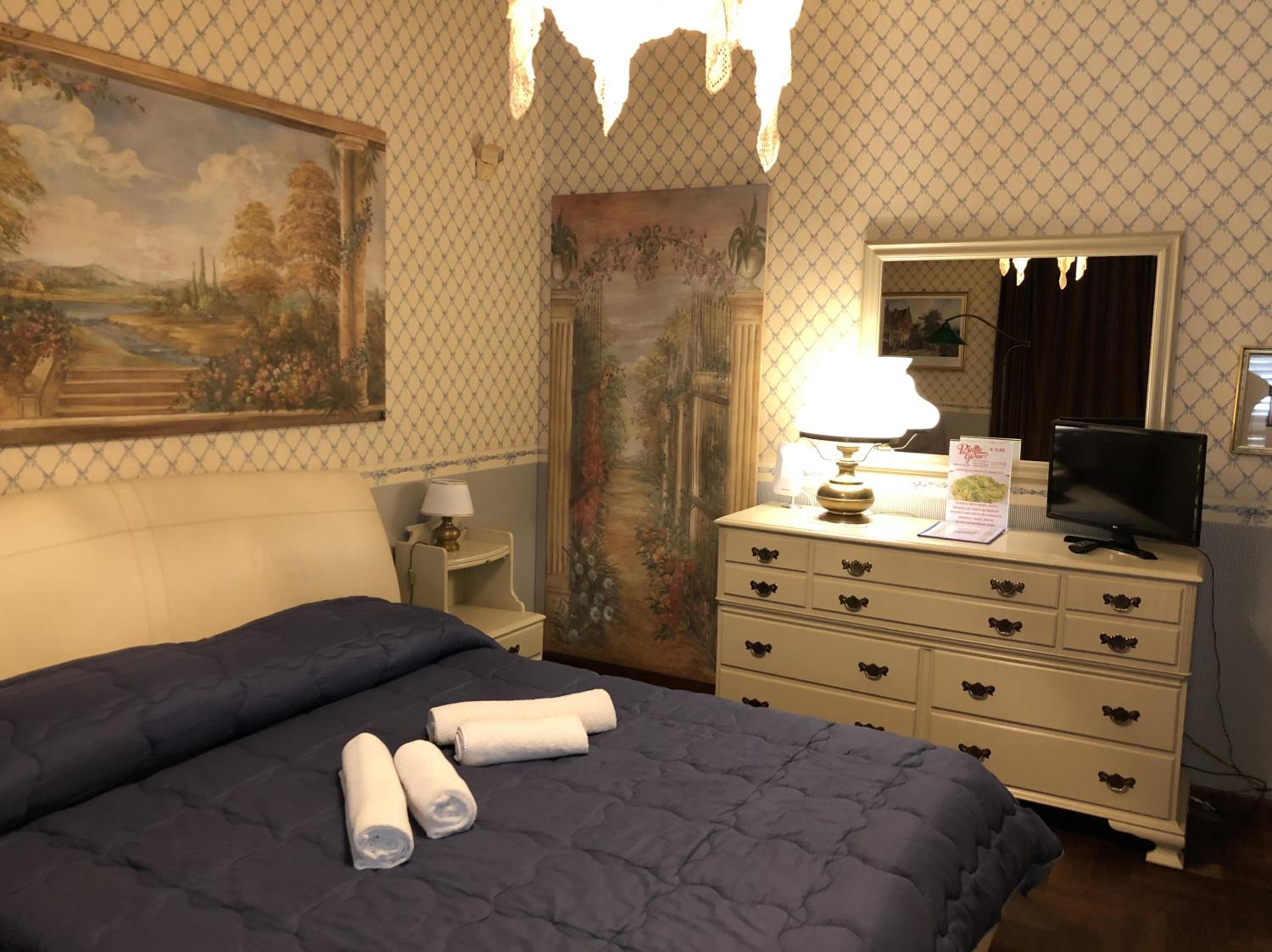 Queen Room with Balcony - Photo 9