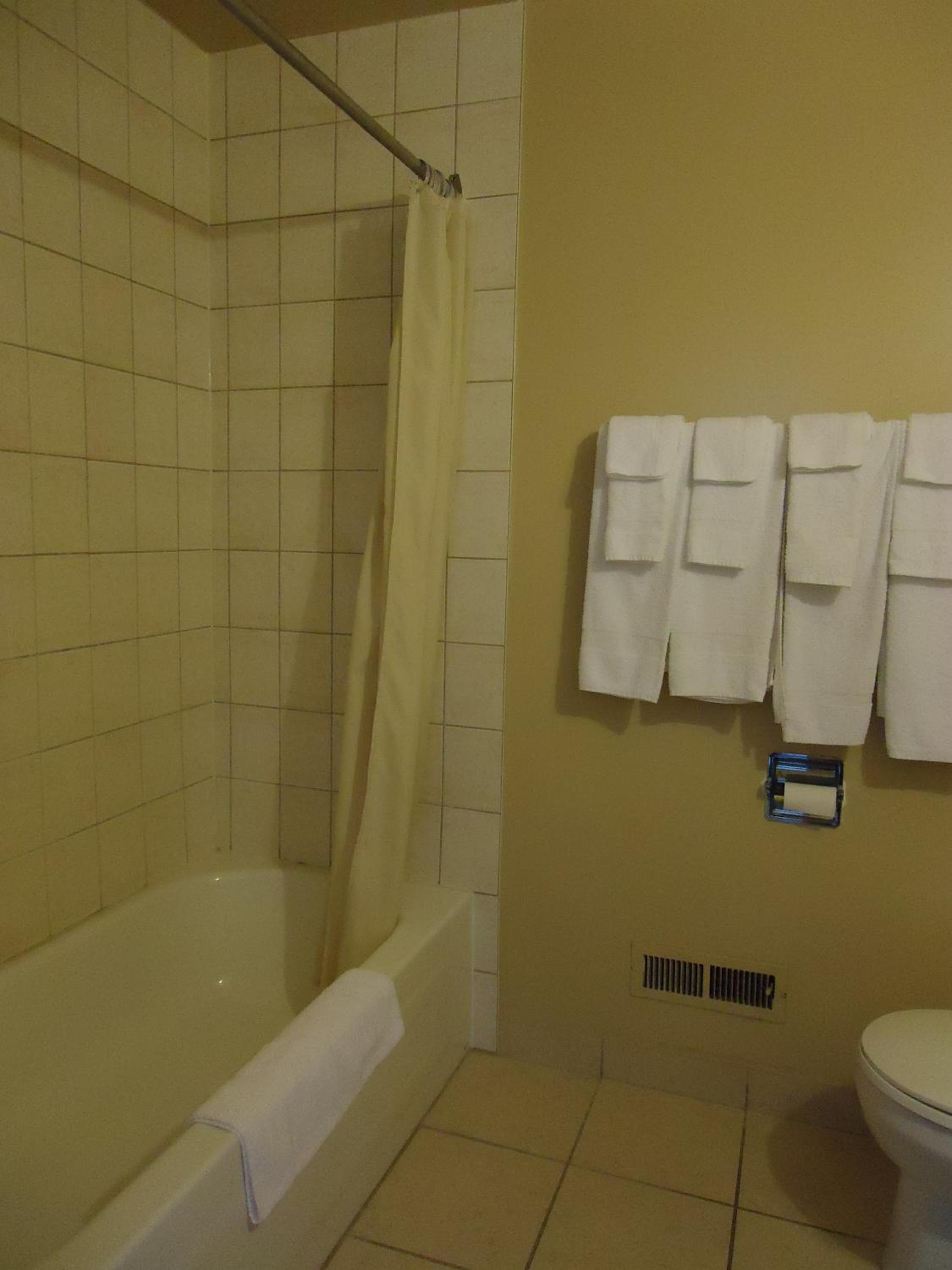 Queen Room - Non-Smoking - Photo 10