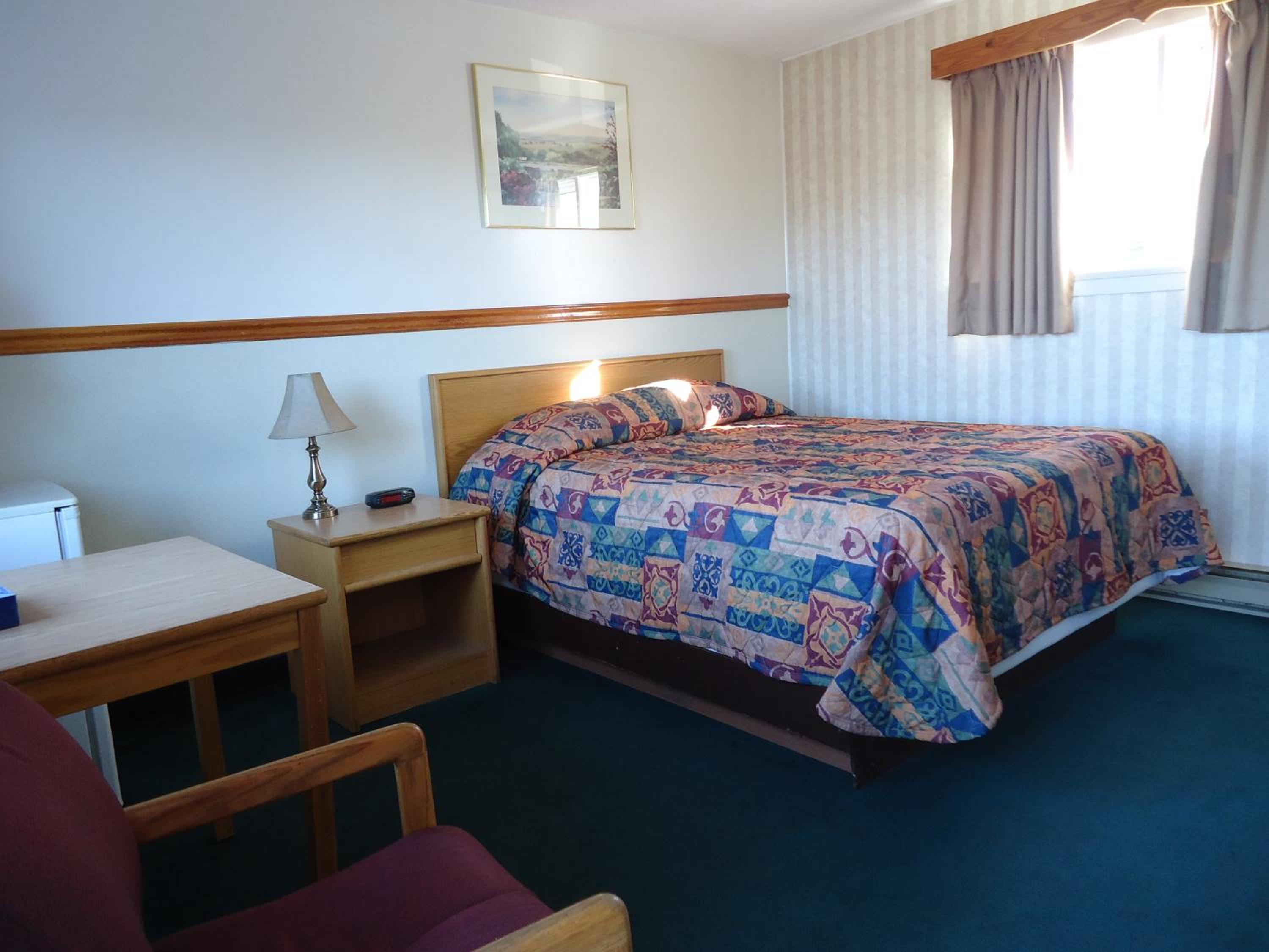 Queen Room - Non-Smoking - Photo 12