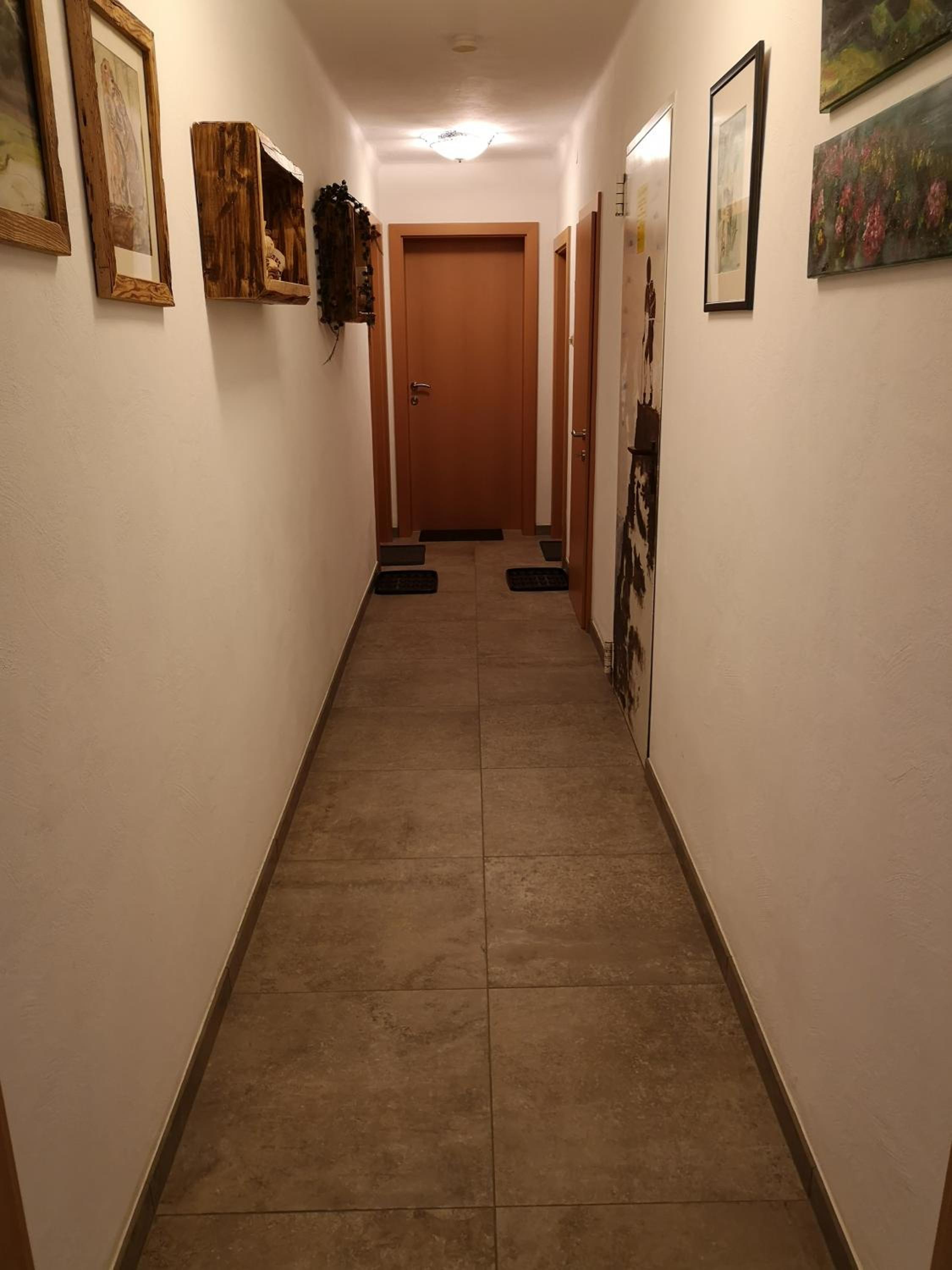 One-Bedroom Apartment (bedroom accross the hall) photo 3