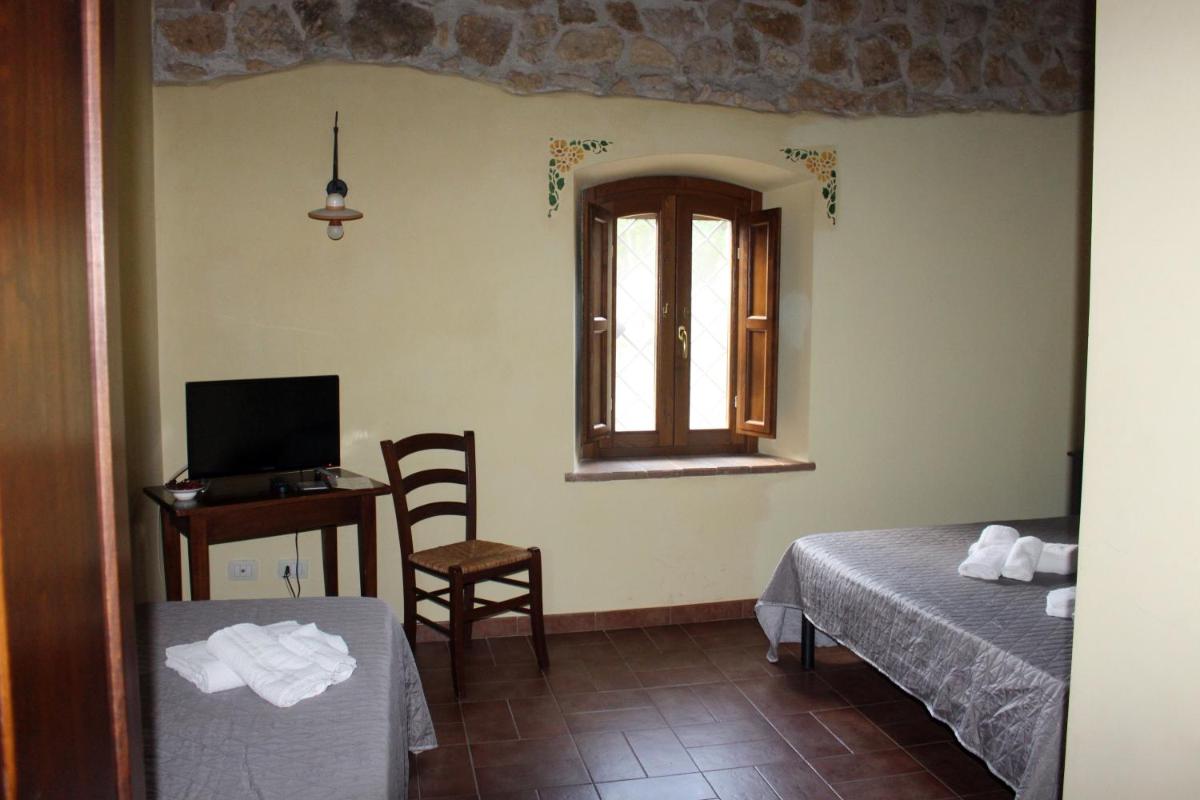 Triple Room with Private Bathroom photo 3