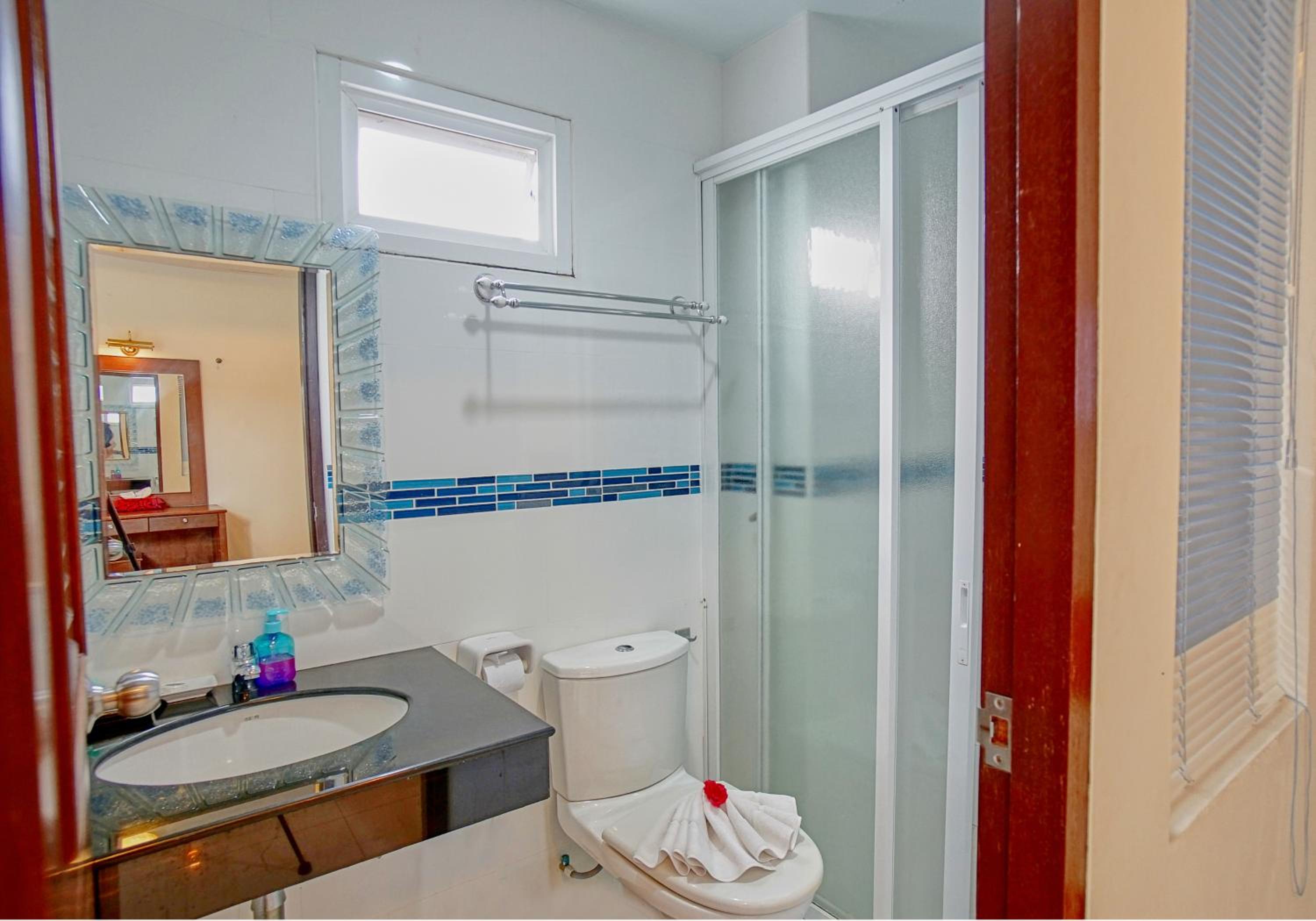Deluxe King Room - Photo 4