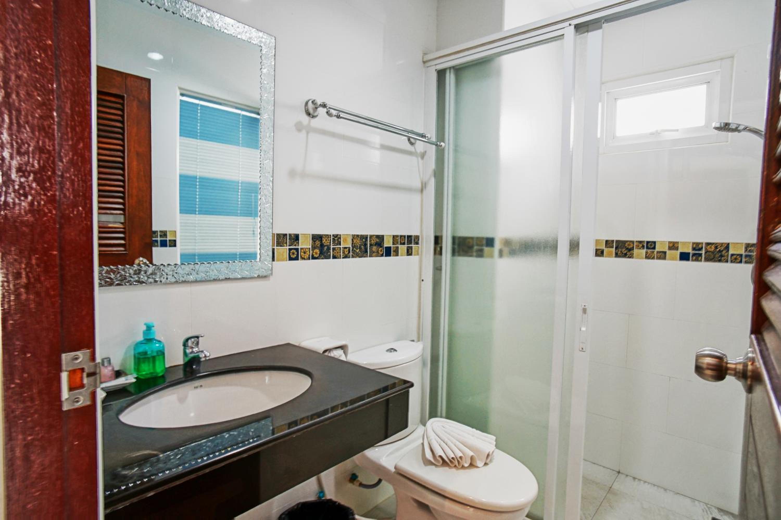 Deluxe King Room - Photo 15