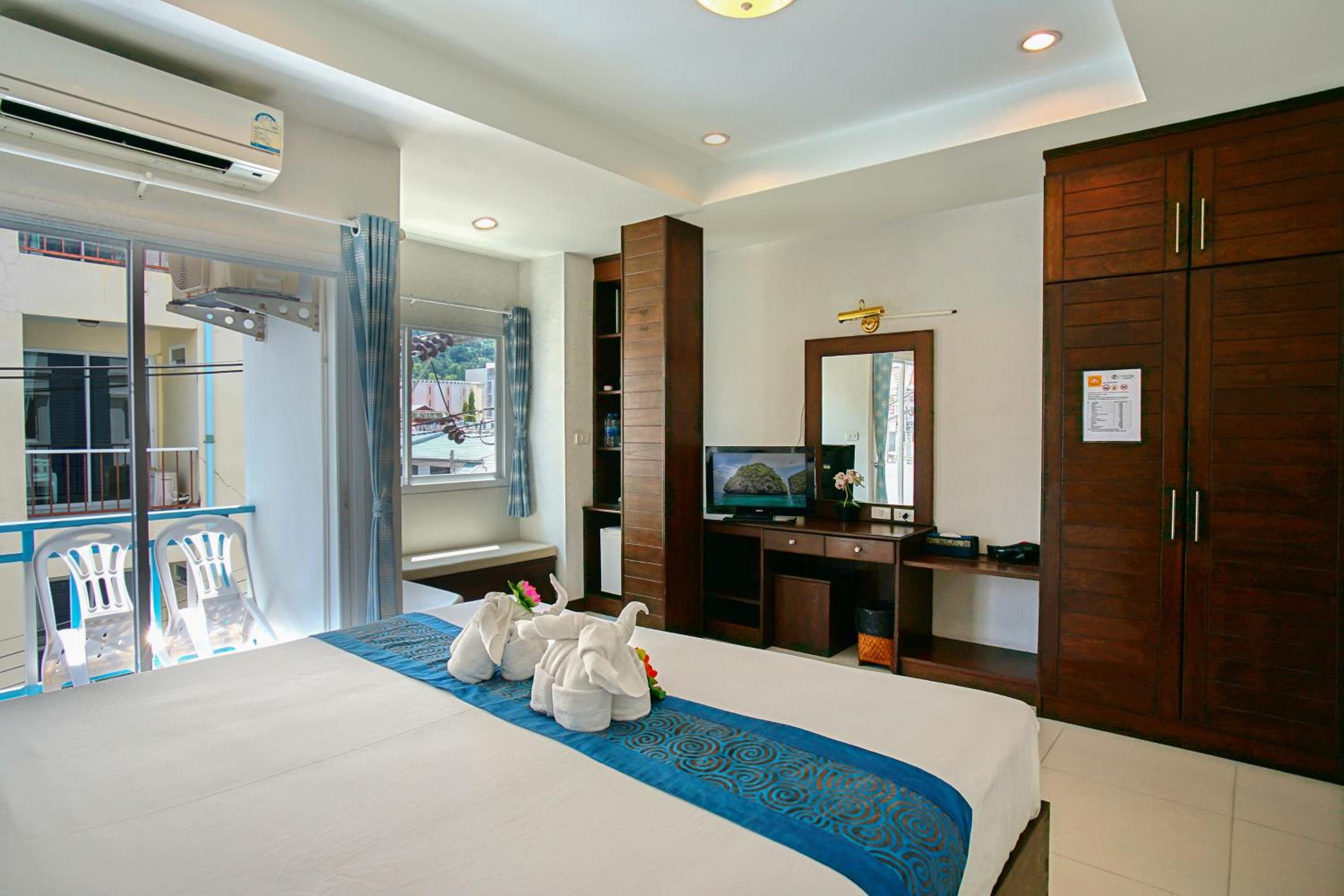 Deluxe King Room - Photo 12
