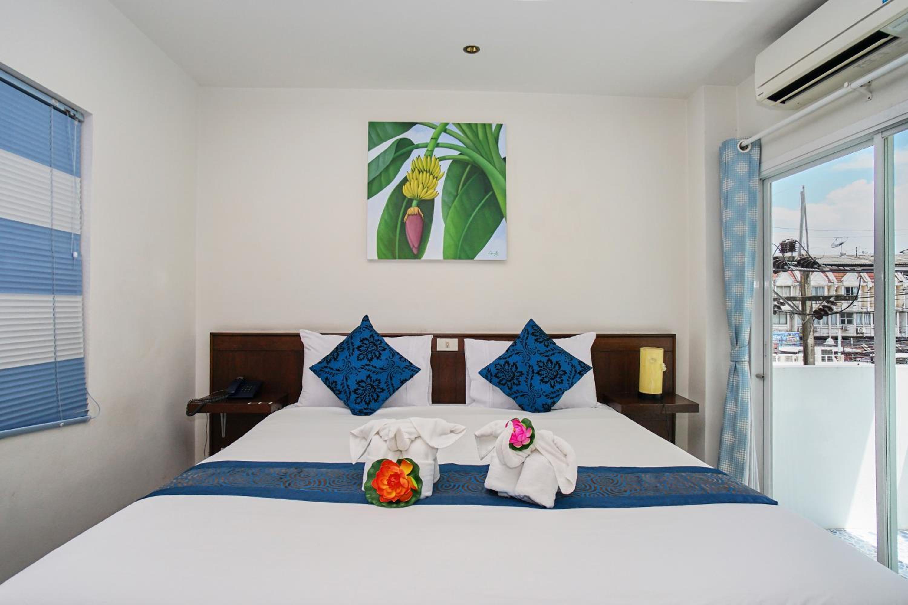 Deluxe King Room - Photo 11
