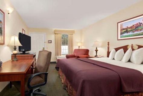 King Room - Non-Smoking - Photo 4