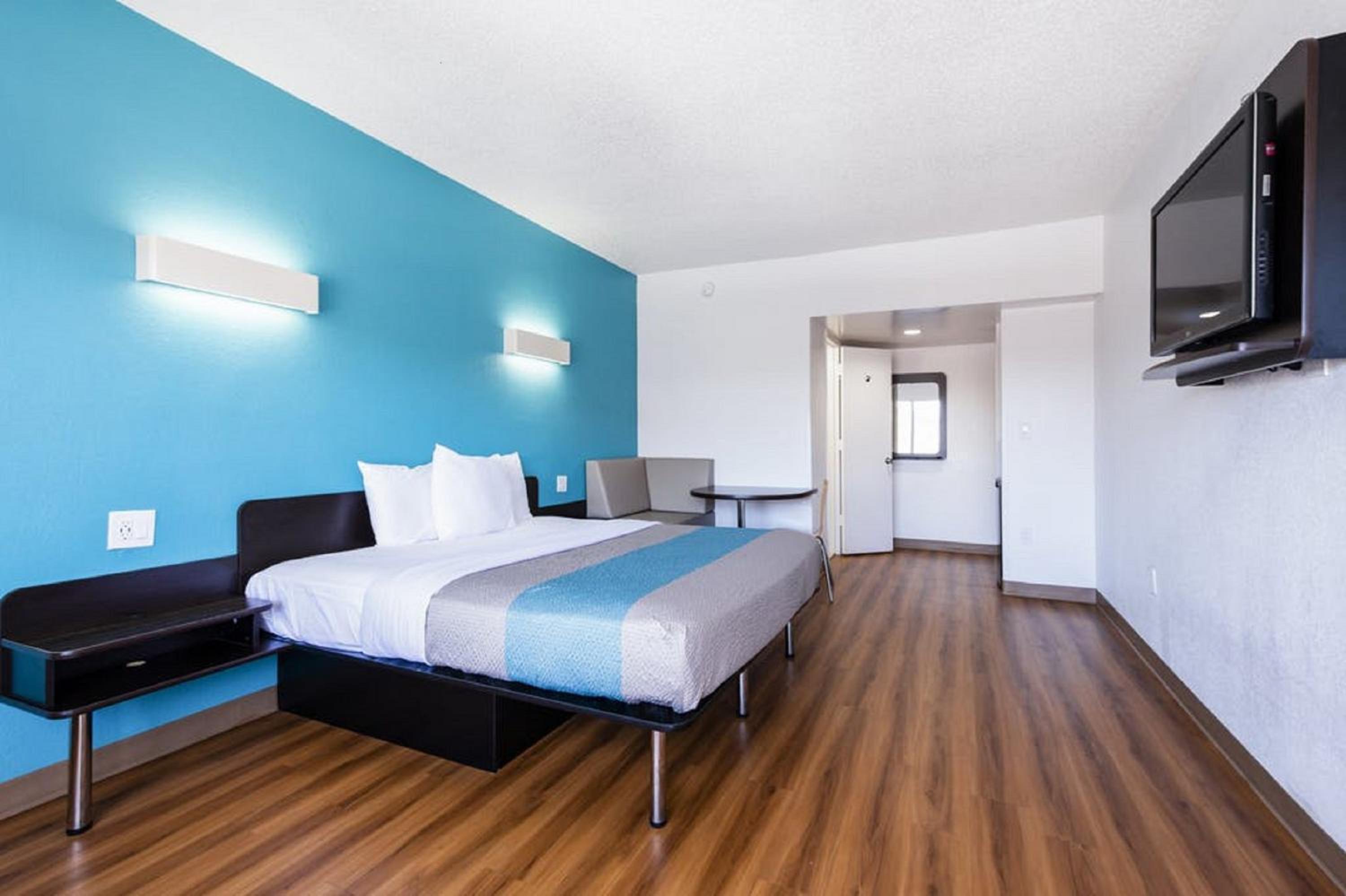 King Room - Non-Smoking - Photo 9