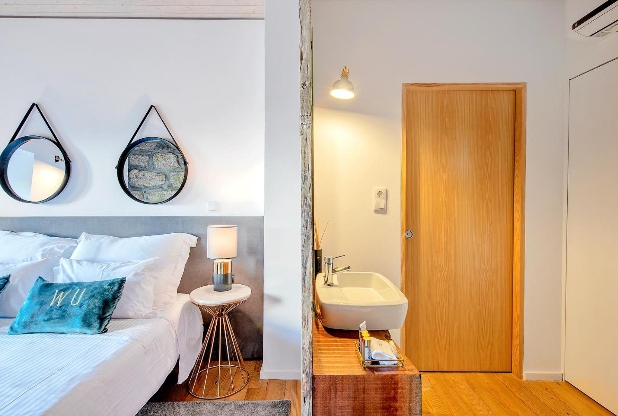 Double Room with Balcony - Photo 4