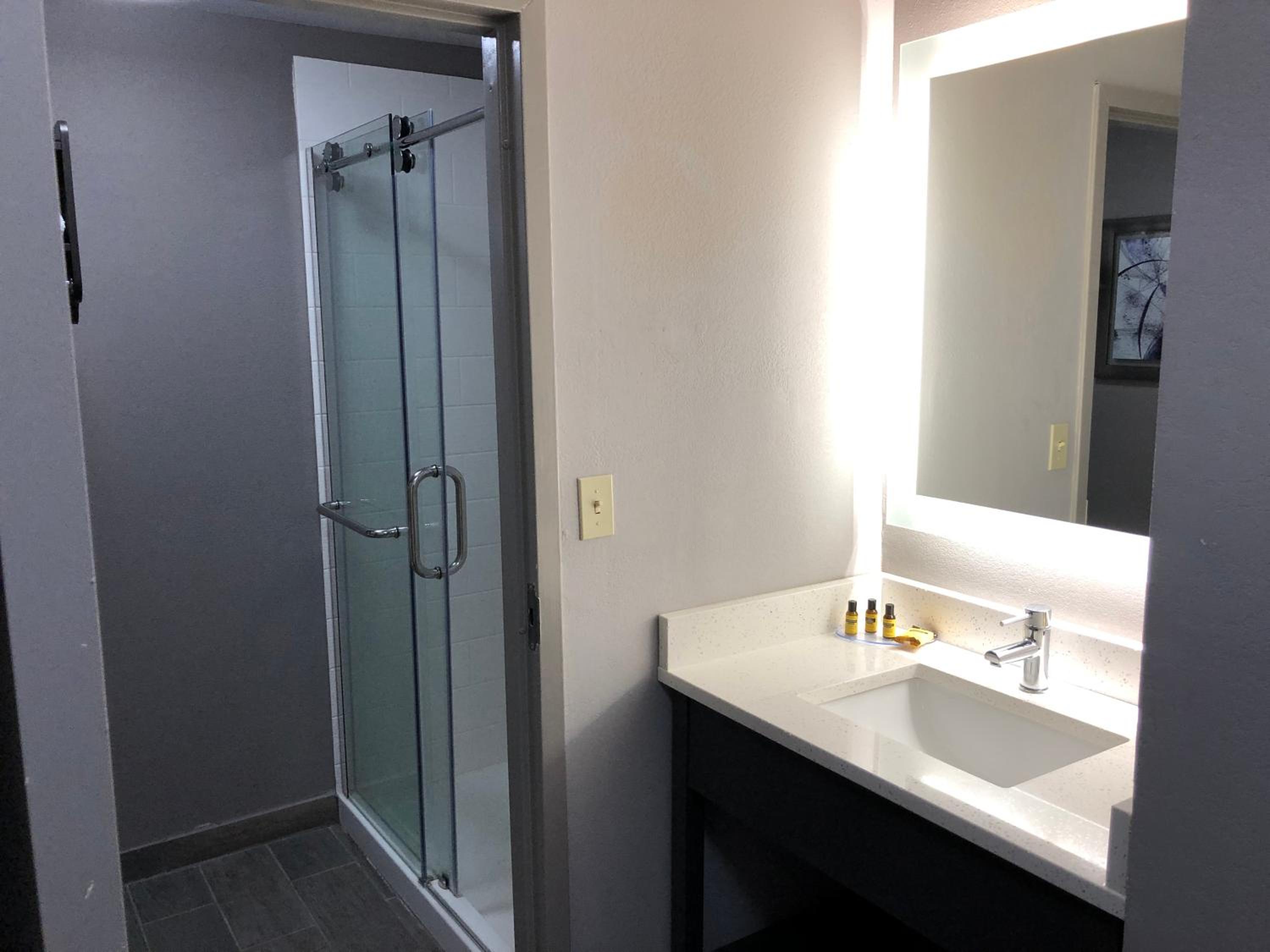 King Room with Shower Only - Non-Smoking - Photo 3