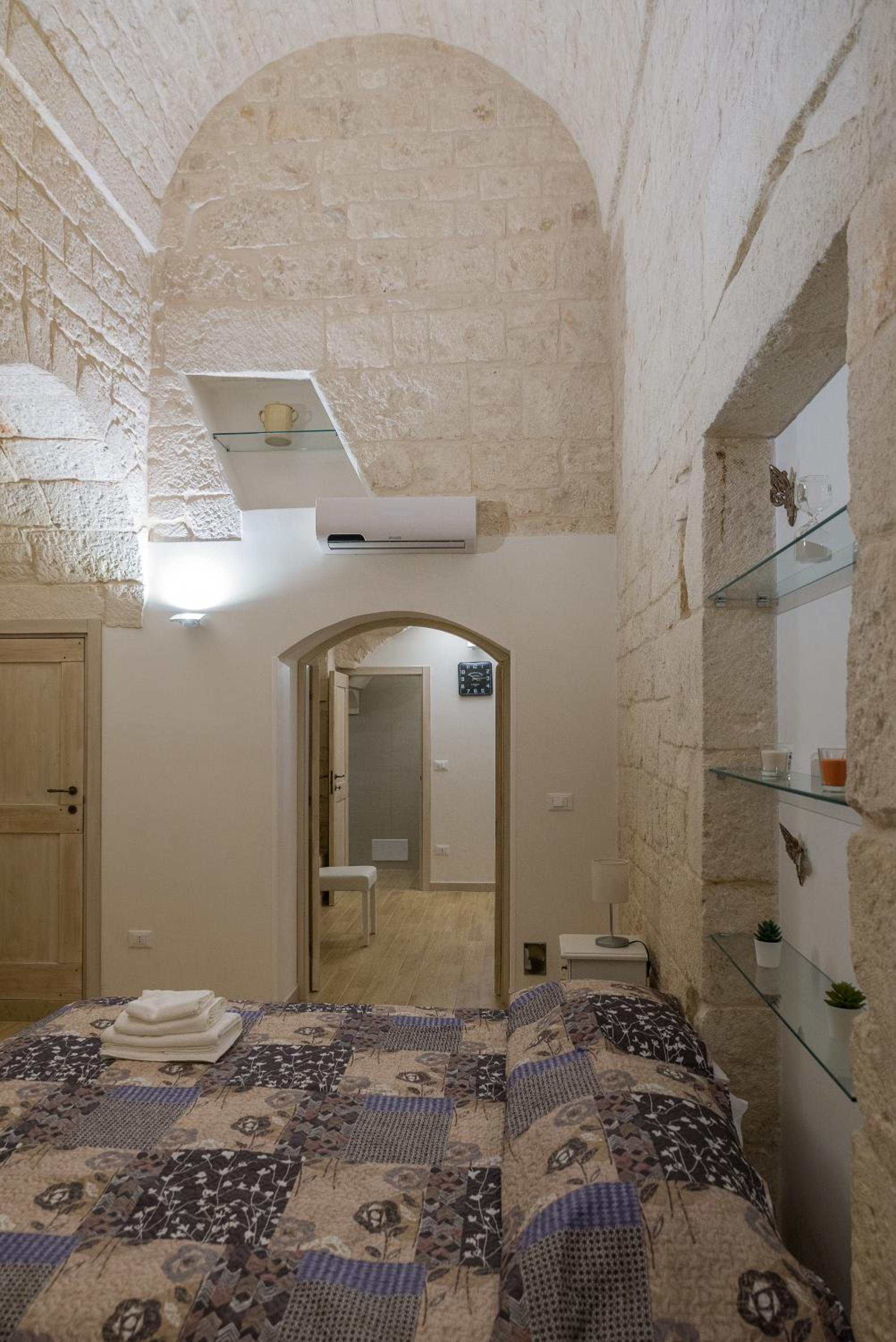 One-Bedroom House - Photo 22