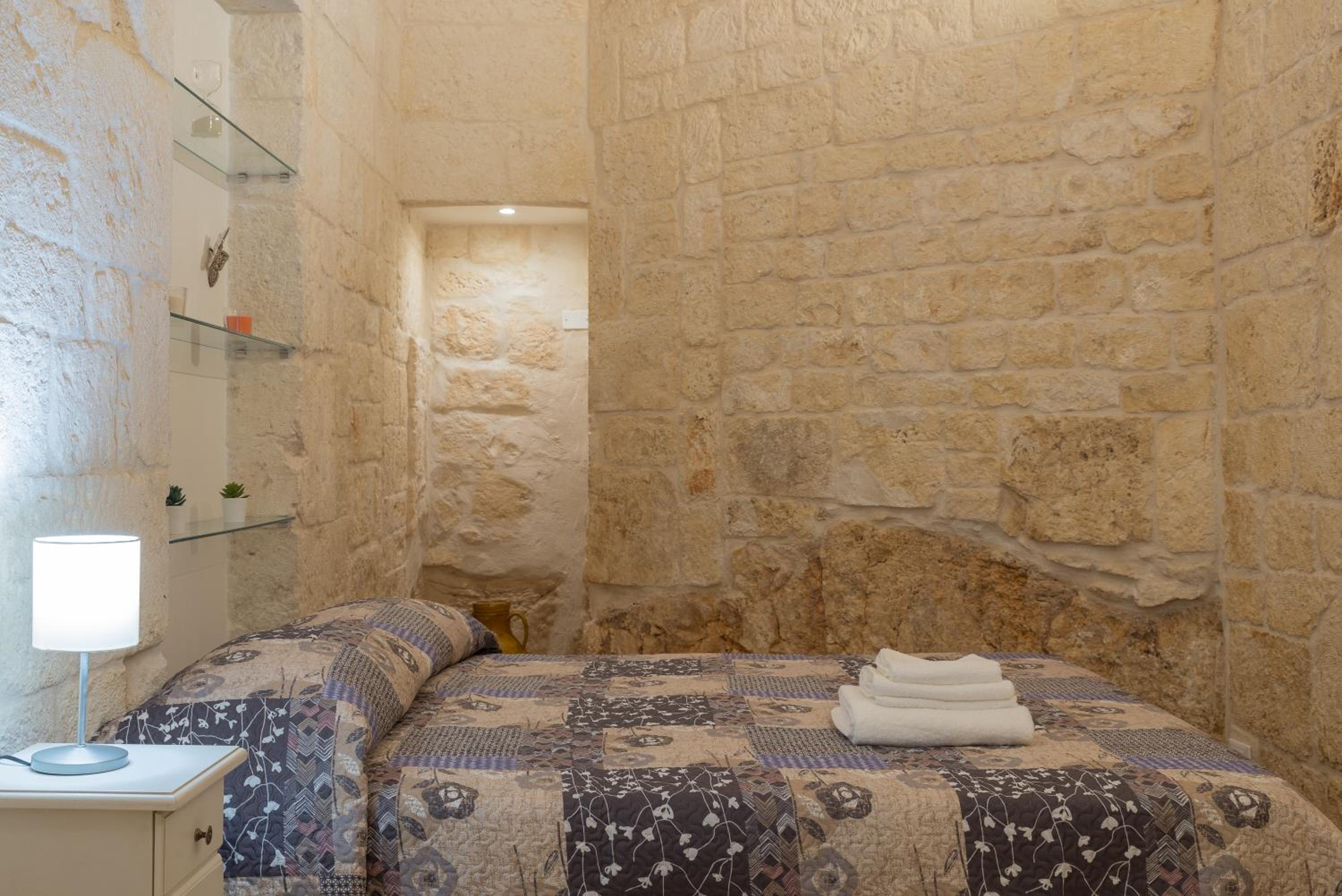 One-Bedroom House - Photo 13