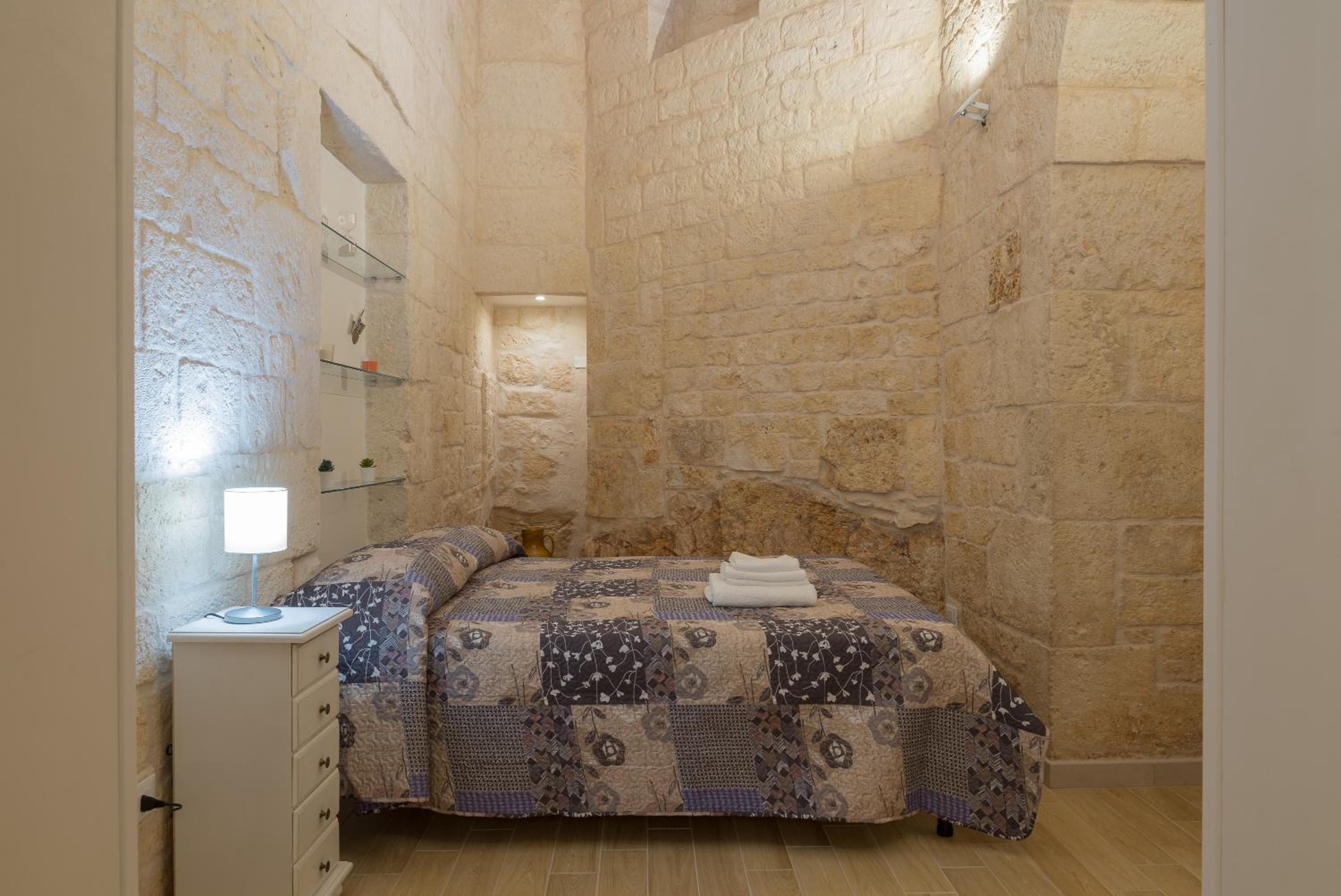One-Bedroom House - Photo 12