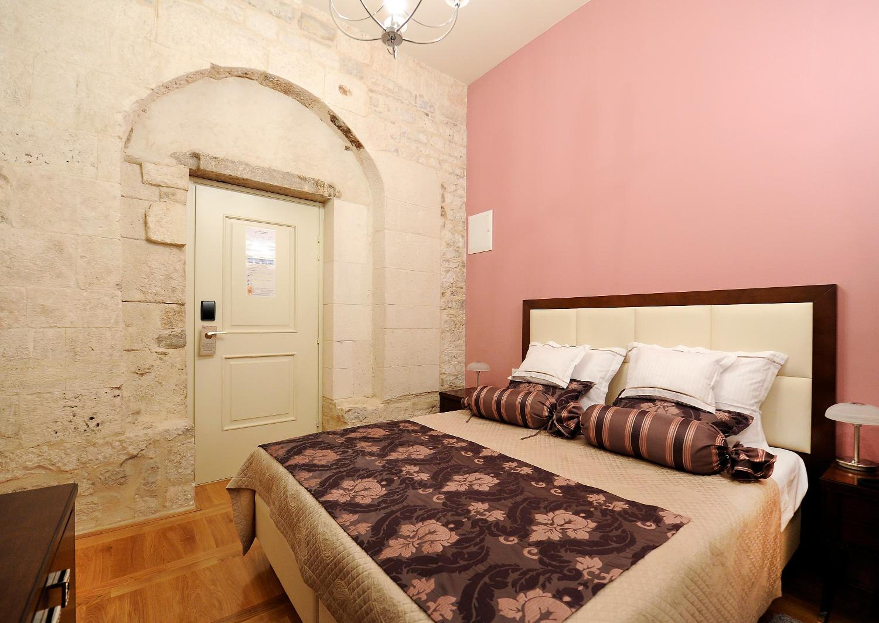 Standard Double Room - Photo 9