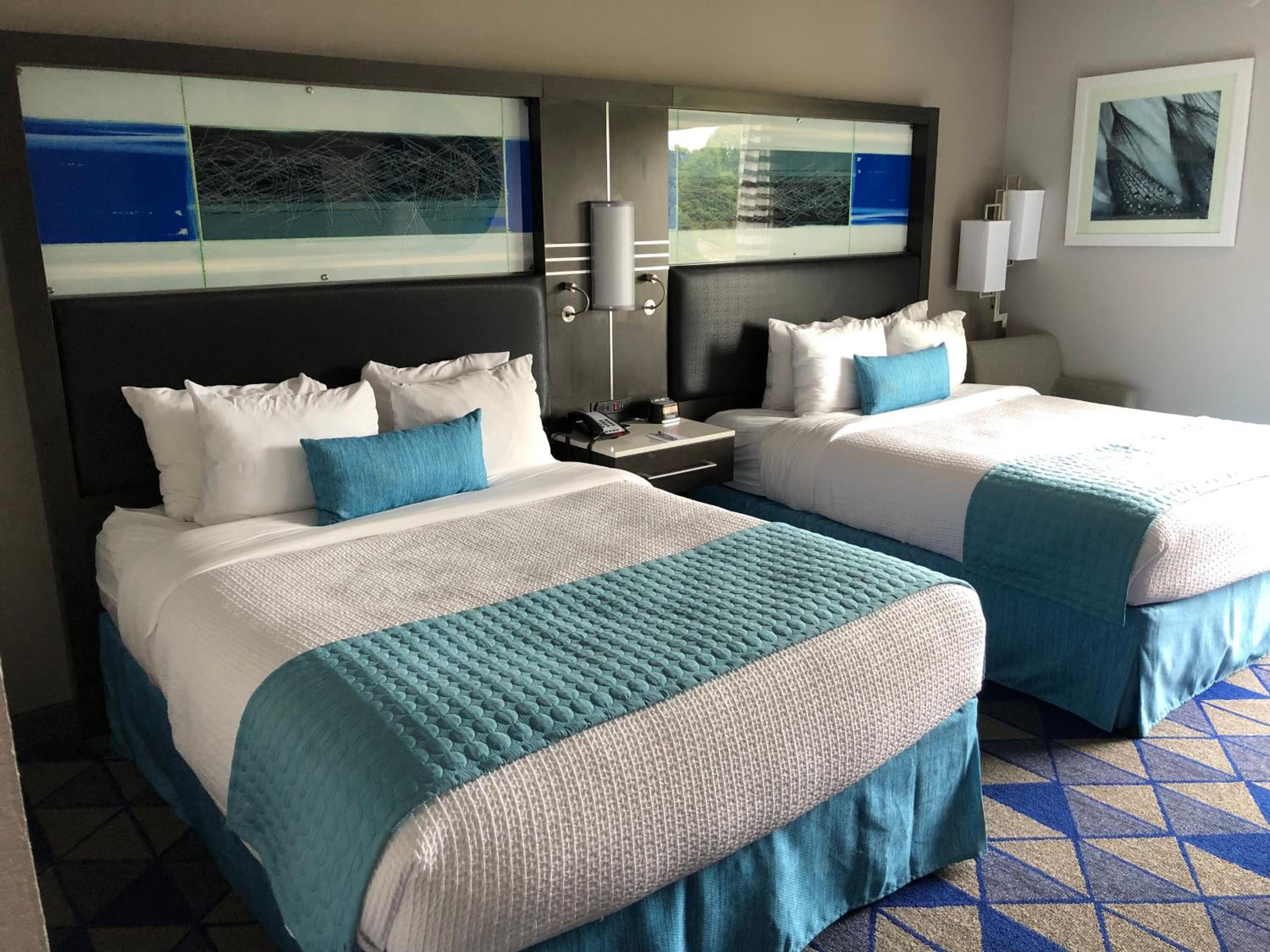 Queen Room with Two Queen Beds - Non-Smoking - Photo 5
