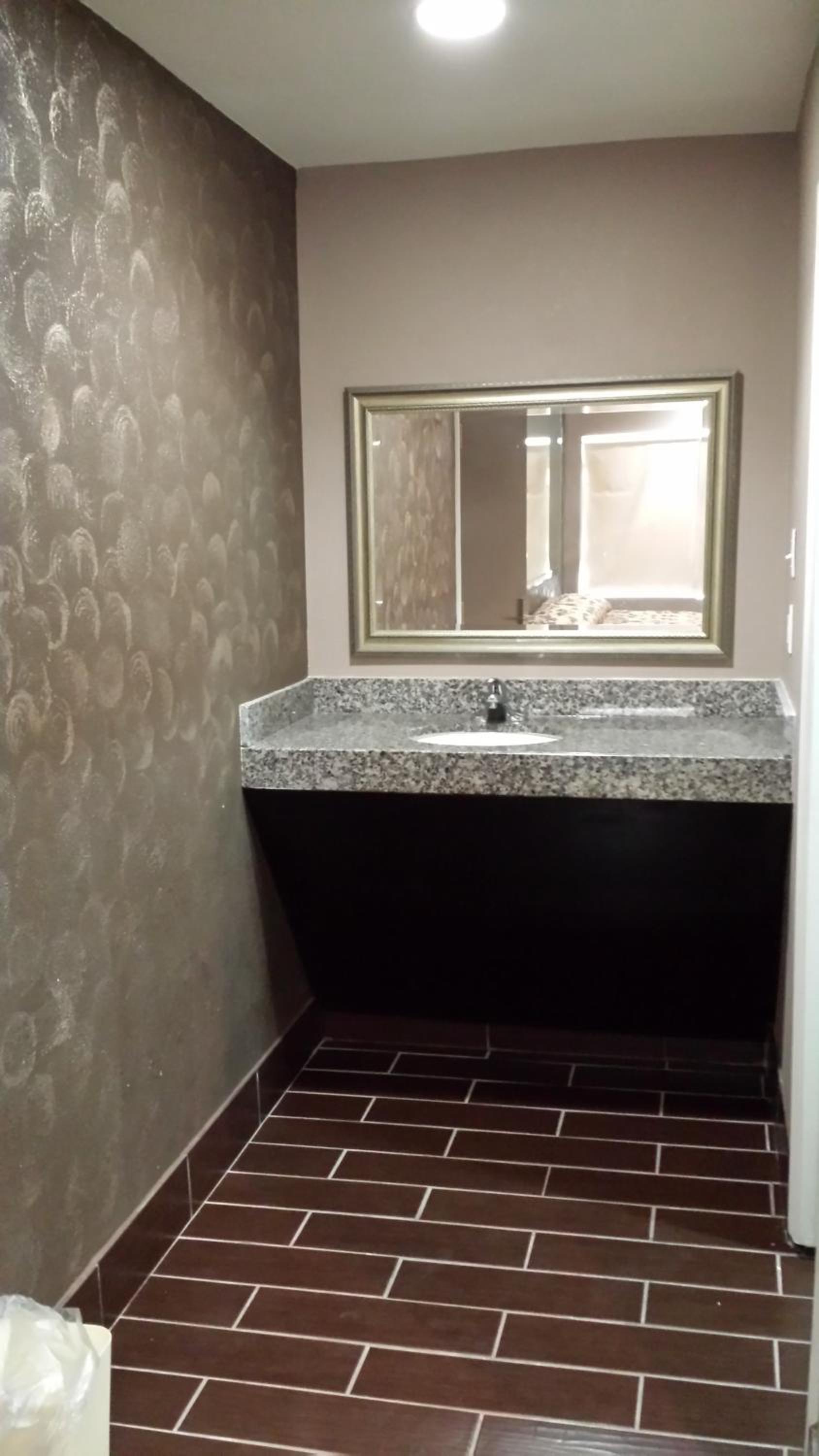 Queen Room with Two Queen Beds - Photo 2