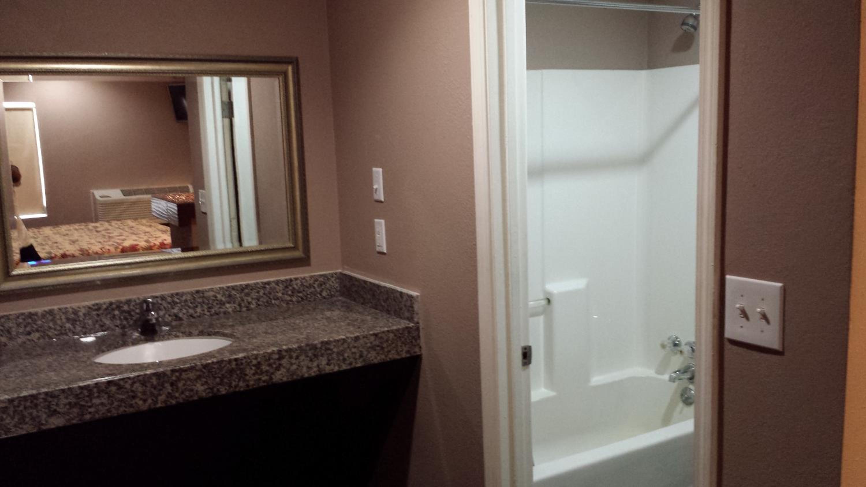 Queen Room with Two Queen Beds - Photo 3