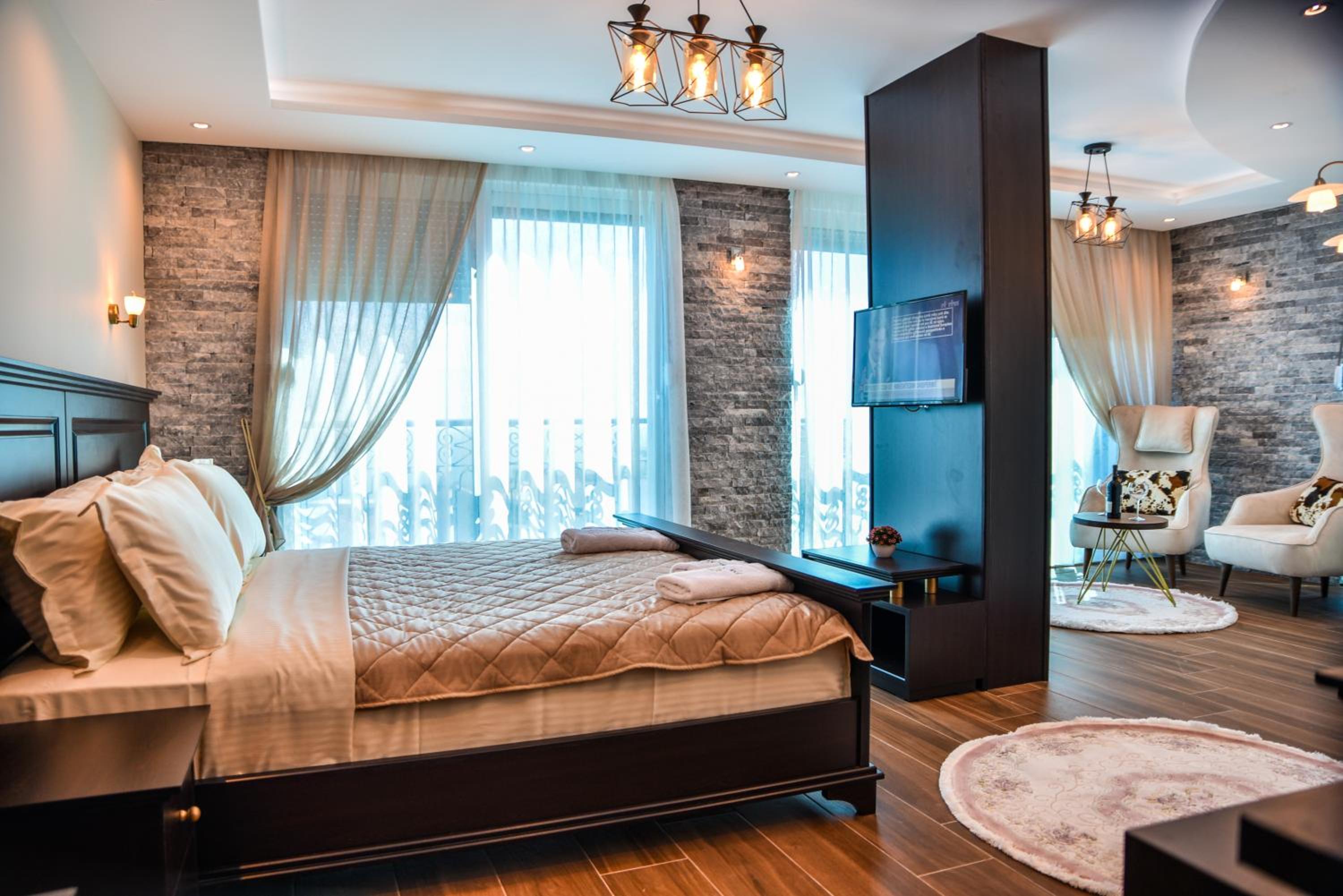 Deluxe Double Room (2 Adults + 1 Child)