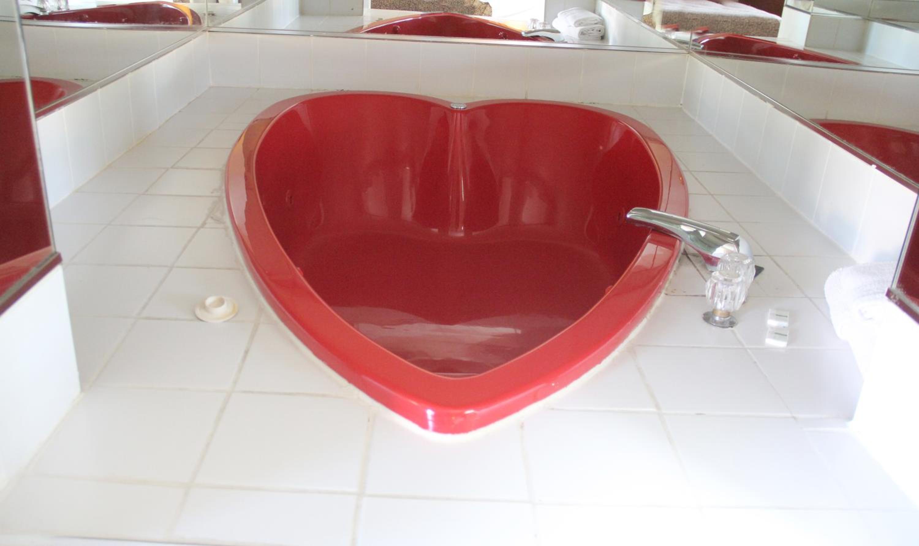 Honeymoon Suite with Hot Tub photo 2