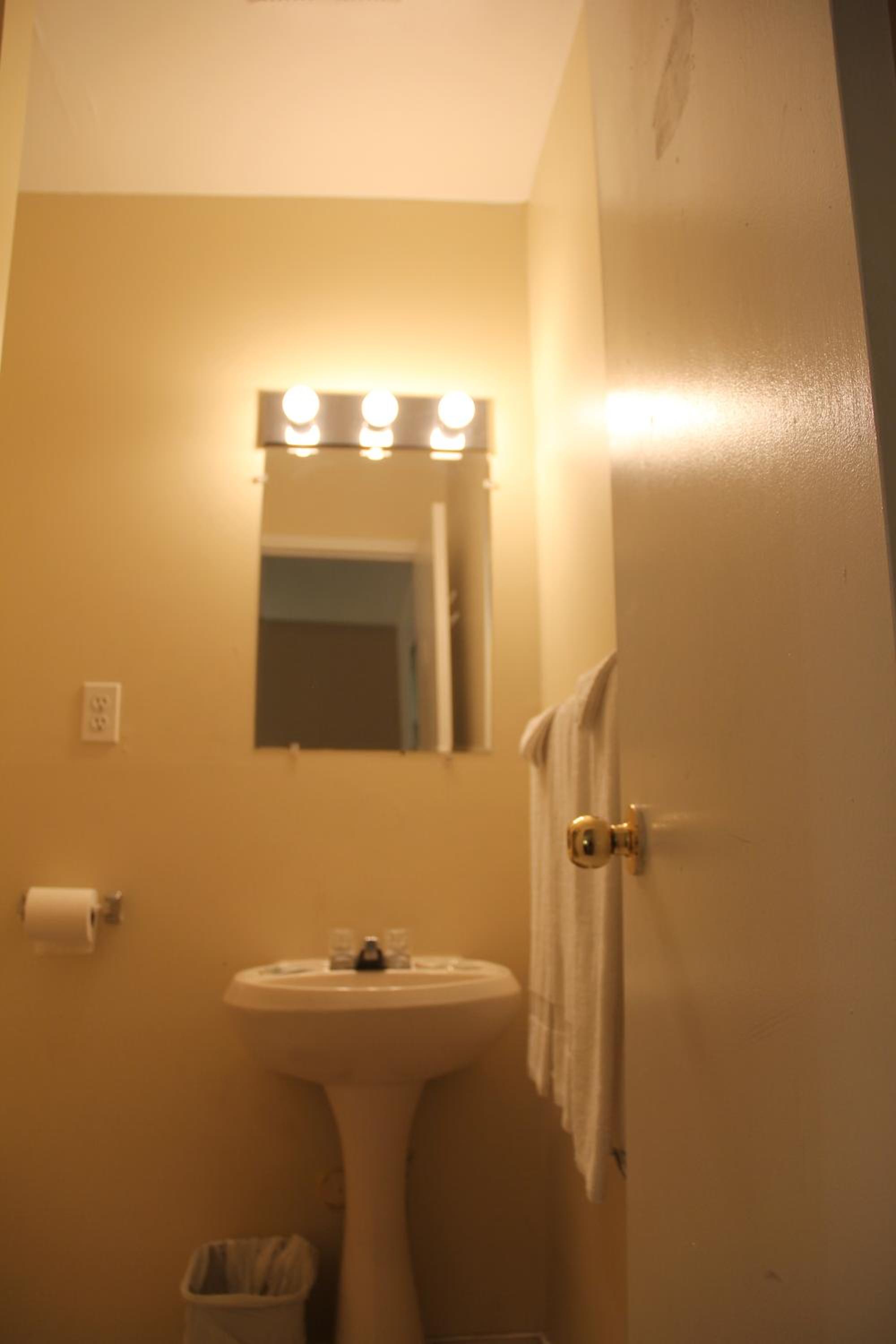Standard Queen Room - Non-Smoking photo 2