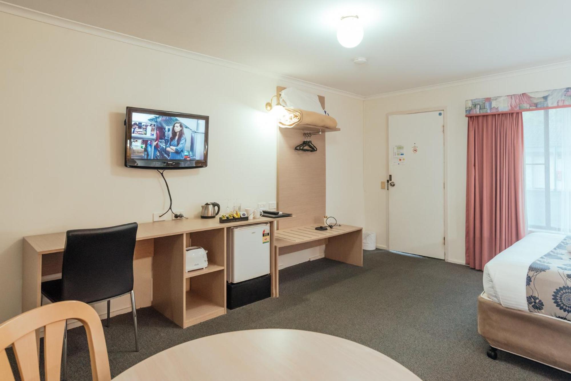 Executive King Room - Not Pet Friendly - Photo 7