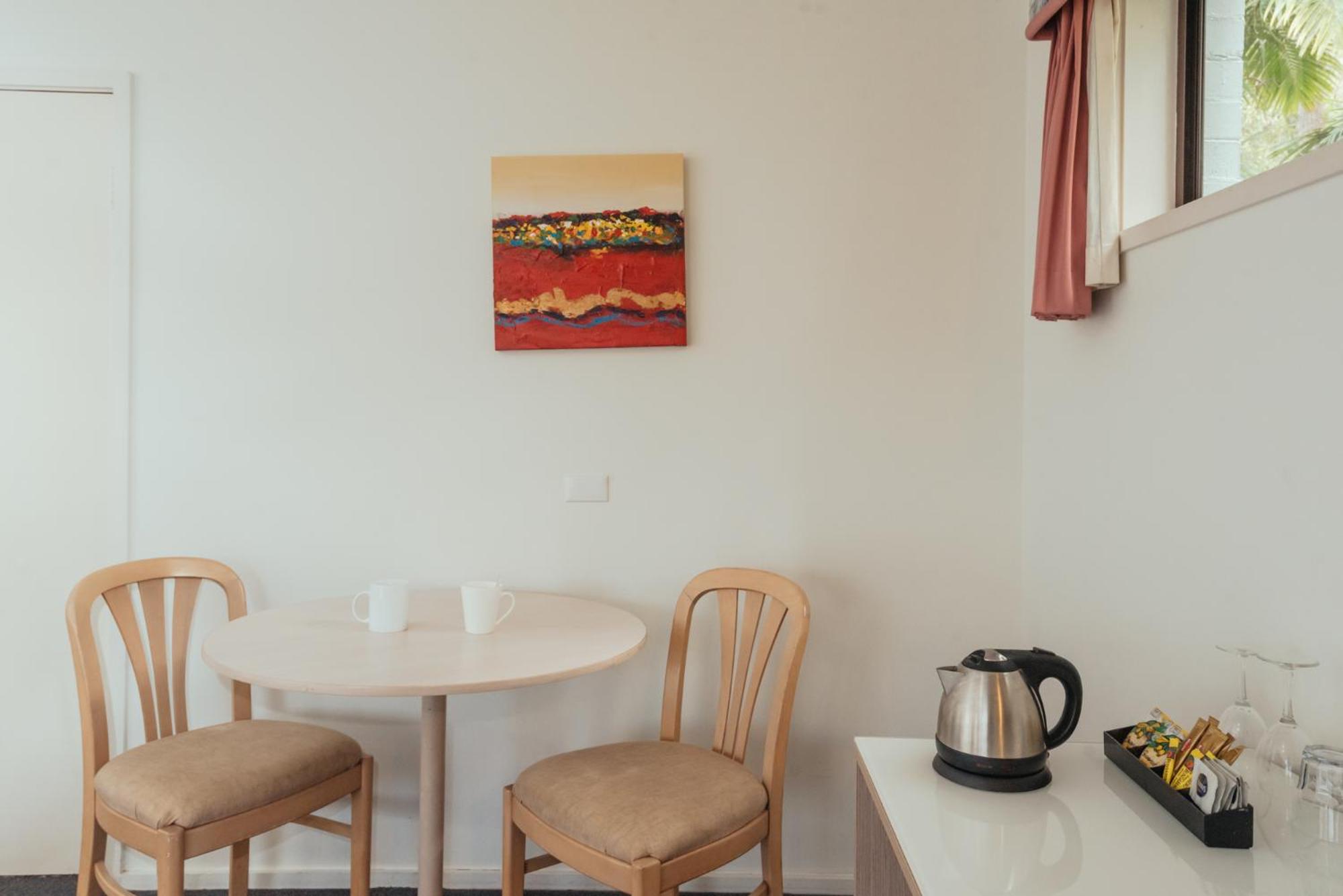 Pet Friendly Executive Queen Room - Photo 9